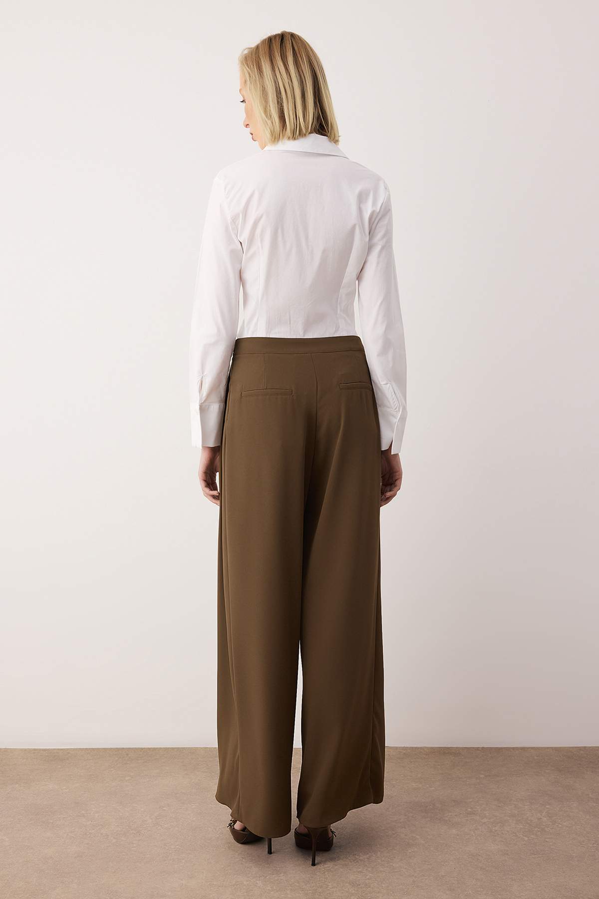 Trendyolmilla  EXCLUSIVE Açık Haki Çift Pilili Dökümlü Kumaş Extra Wide Leg Geniş Paça Pantolon TWOAW26PL00122 - Görsel 5