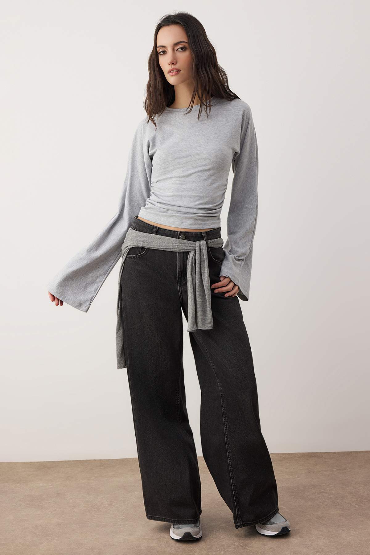 Trendyolmilla  Gri İspanyol Kol Büzgü Detaylı Regular/Normal Kalıp Örme Bluz TWOAW26BZ00293 - Görsel 2