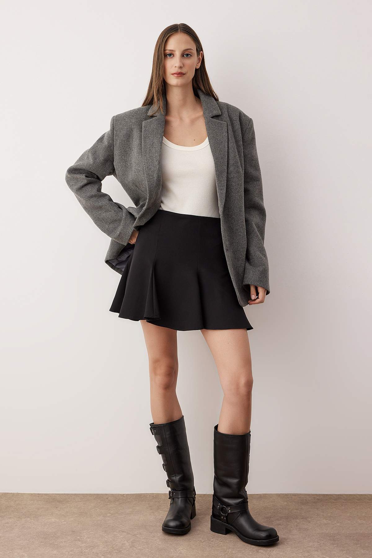 Trendyolmilla  Siyah Fermuarlı Eteği Volanlı Dokuma Mini Etek TWOAW26ET00101 - Görsel 2