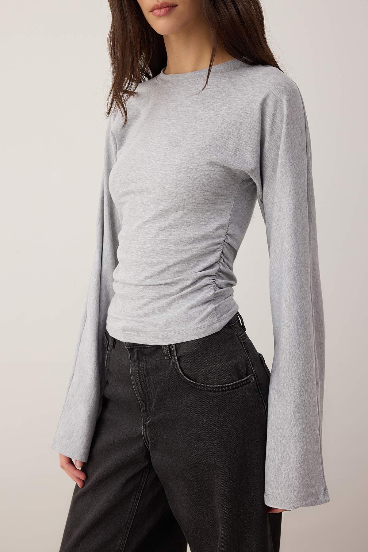 Trendyolmilla  Gri İspanyol Kol Büzgü Detaylı Regular/Normal Kalıp Örme Bluz TWOAW26BZ00293 - Görsel 3