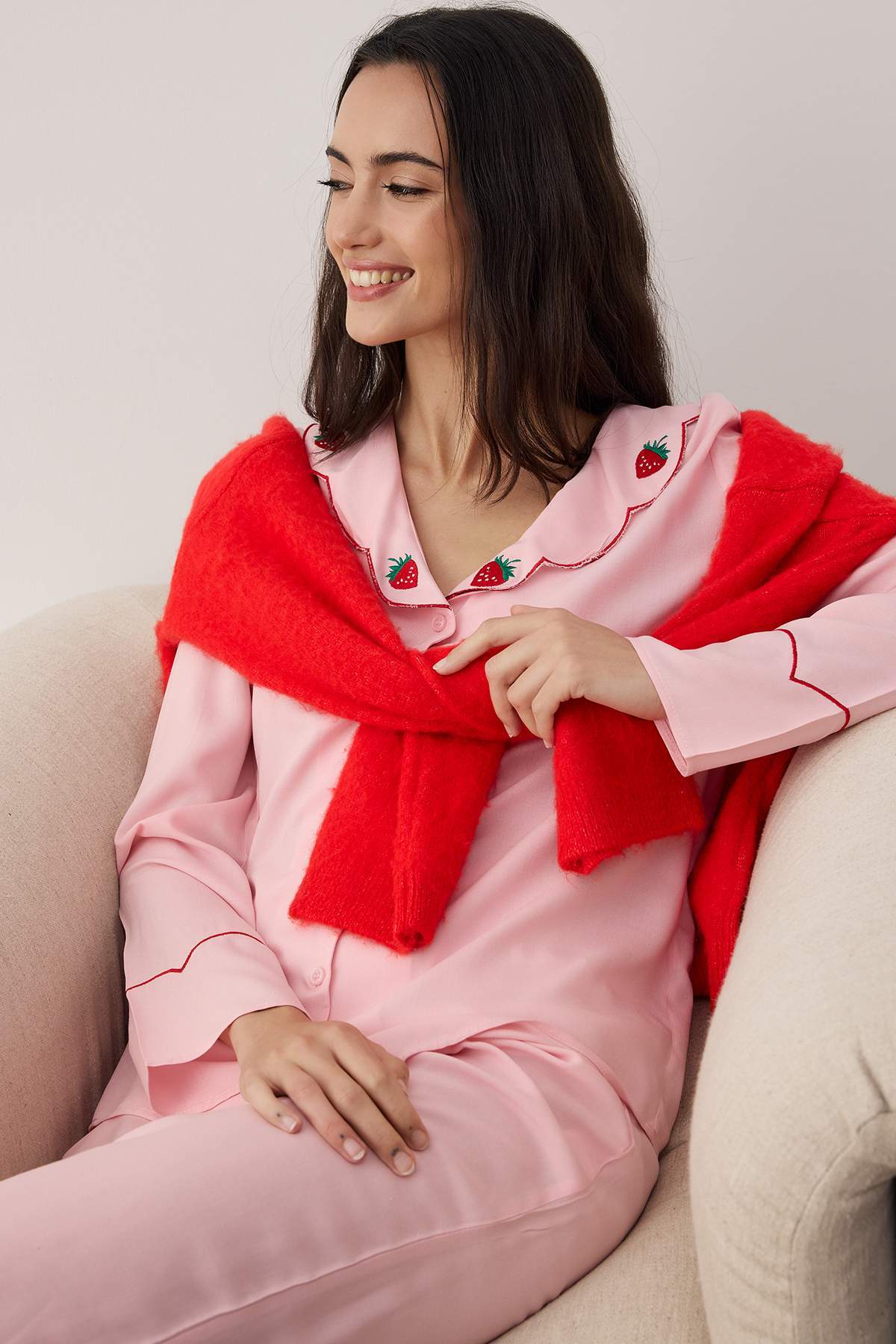 Trendyolmilla  Pembe Çilek Nakışlı Viskon Dokuma Pijama Takımı THMAW26PT00169