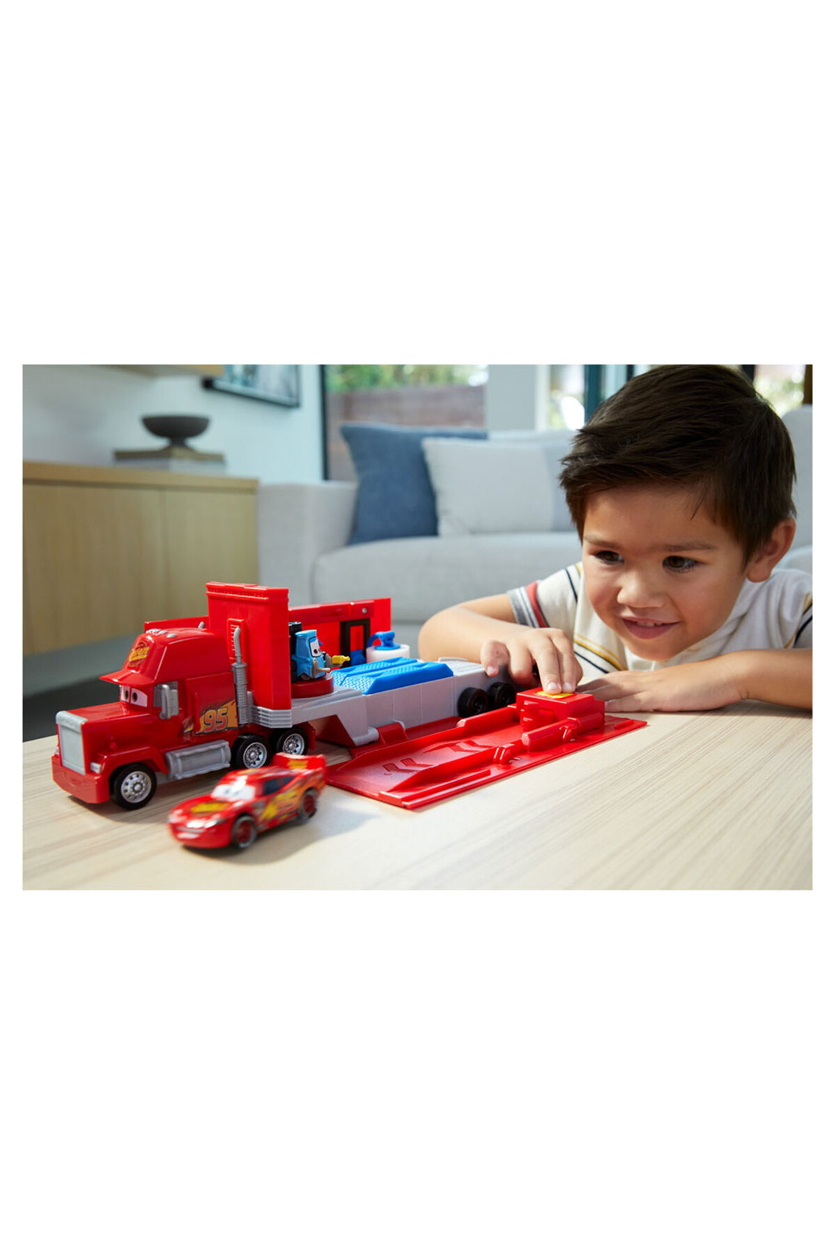 DİSNEY Cars Dönüştürülebilir Mack Oyun Seti HDC75 fotoğrafı 5 (önizleme)