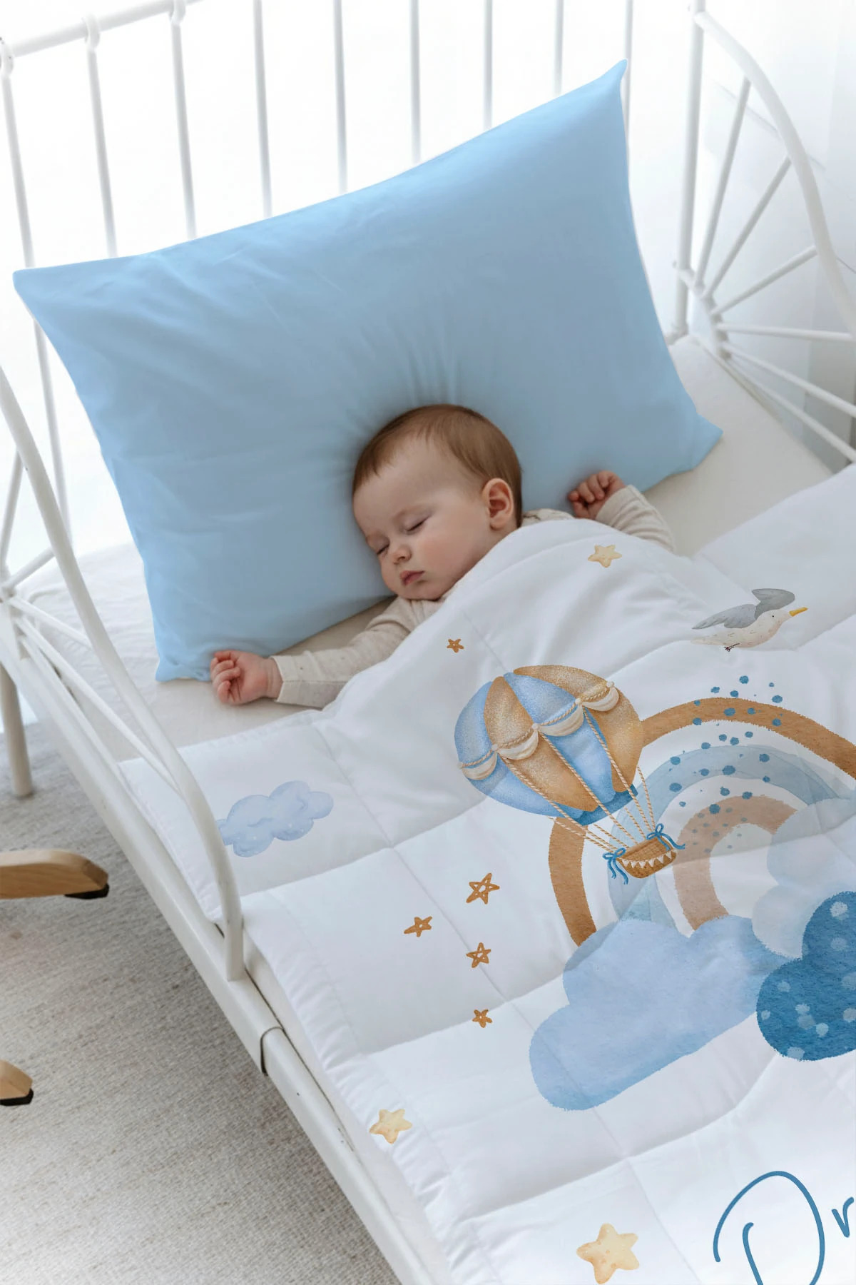 Tuğba Kuğu Organik Baskılı Montessori (100x200) Yorgan Seti - Iconic Serisi - Mavi Bulutlar Ve Balon fotoğrafı 2 (önizleme)