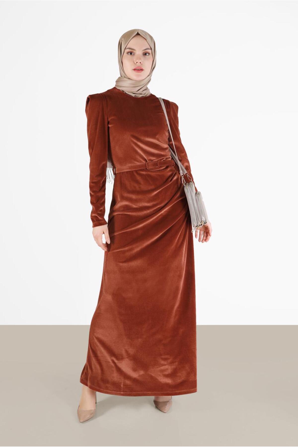 آلوینا لباس مجلسی مخمل با کمربند طرحدار ۴۲۴۵۲ آلوینا لباس مجلسی مخمل با کمربند طرحدار ۴۲۴۵۲