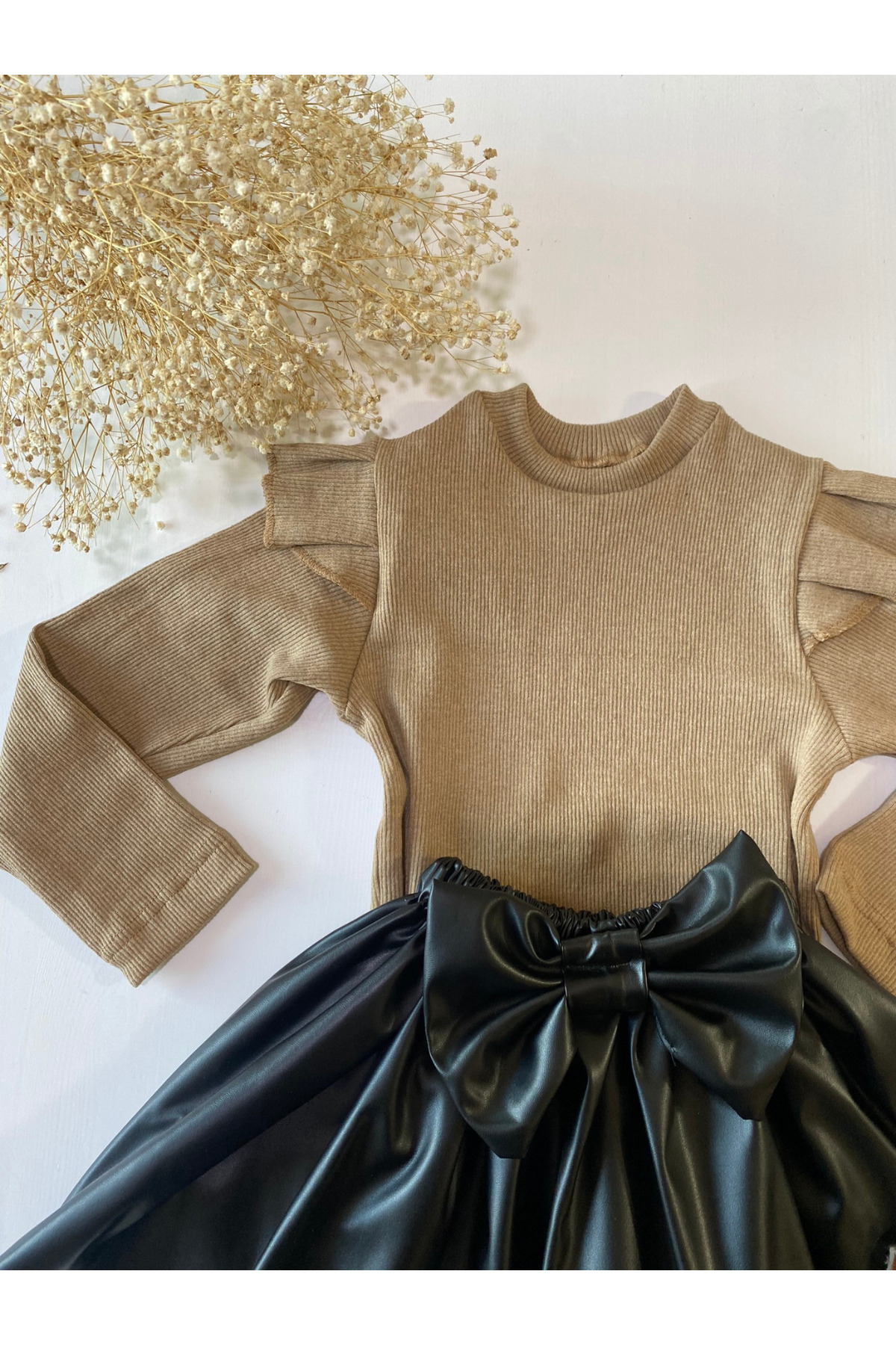 özge başaran Kız Bebek ve Kız Çocuk İçin Deri Etek Omuz Fırfırlı Sütlükahve Badi Siyah fiyonklu Çorap Seti fotoğrafı 4 (önizleme)