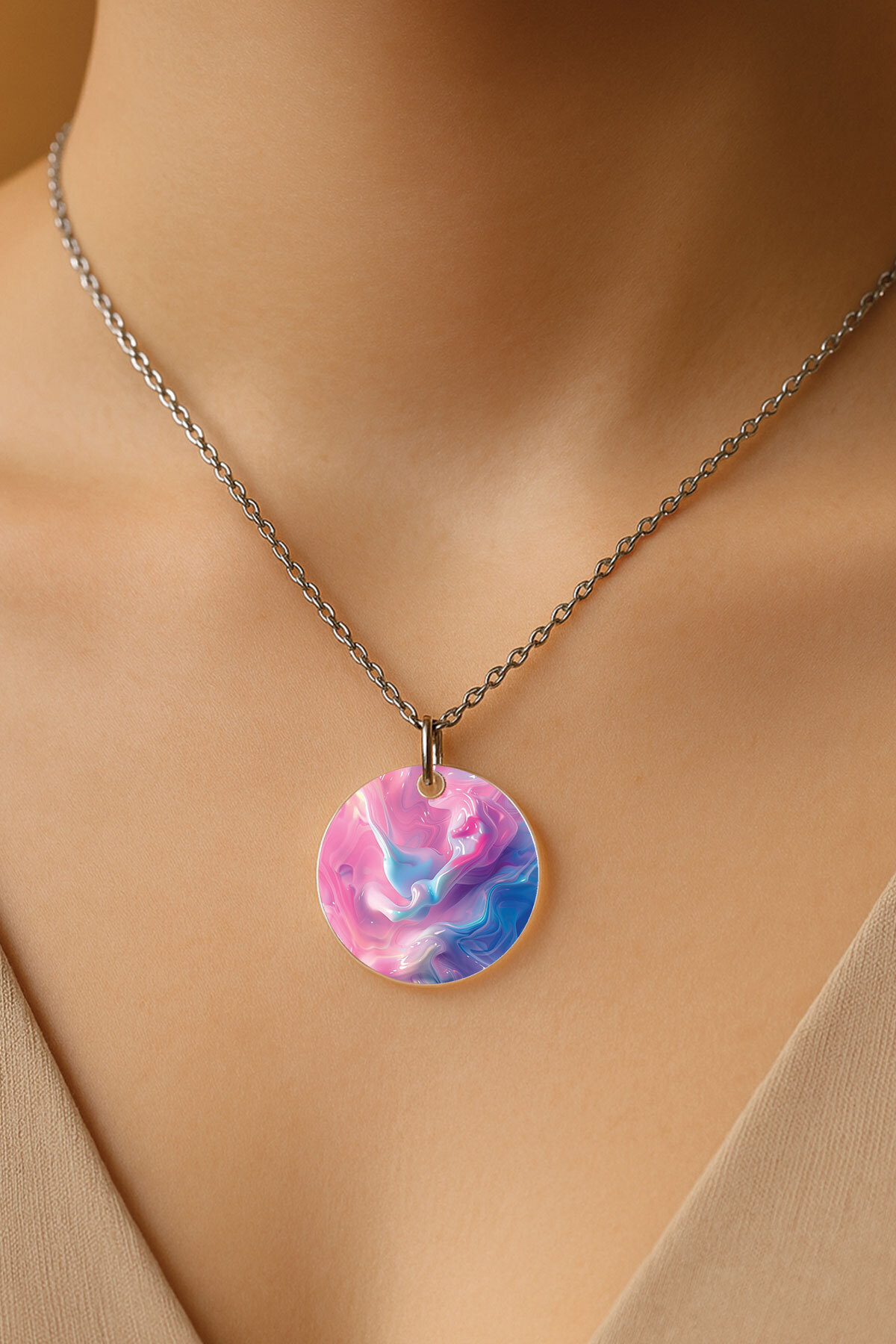 Cekuonline Şeffaf Sert Akrilik Kolye Ucu ve Üzeri Zincirli Desenli Kolye Lila