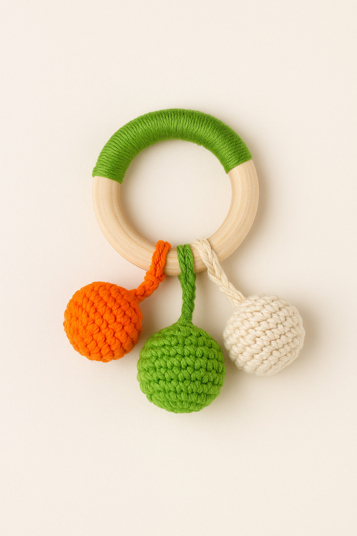 Naturel Bebek %100 Pamuk, Ahşap Halkalı Amigurumi Çıngırak ve Diş Kaşıyıcı – Turuncu / Yeşil / Krem fotoğrafı 3 (önizleme)