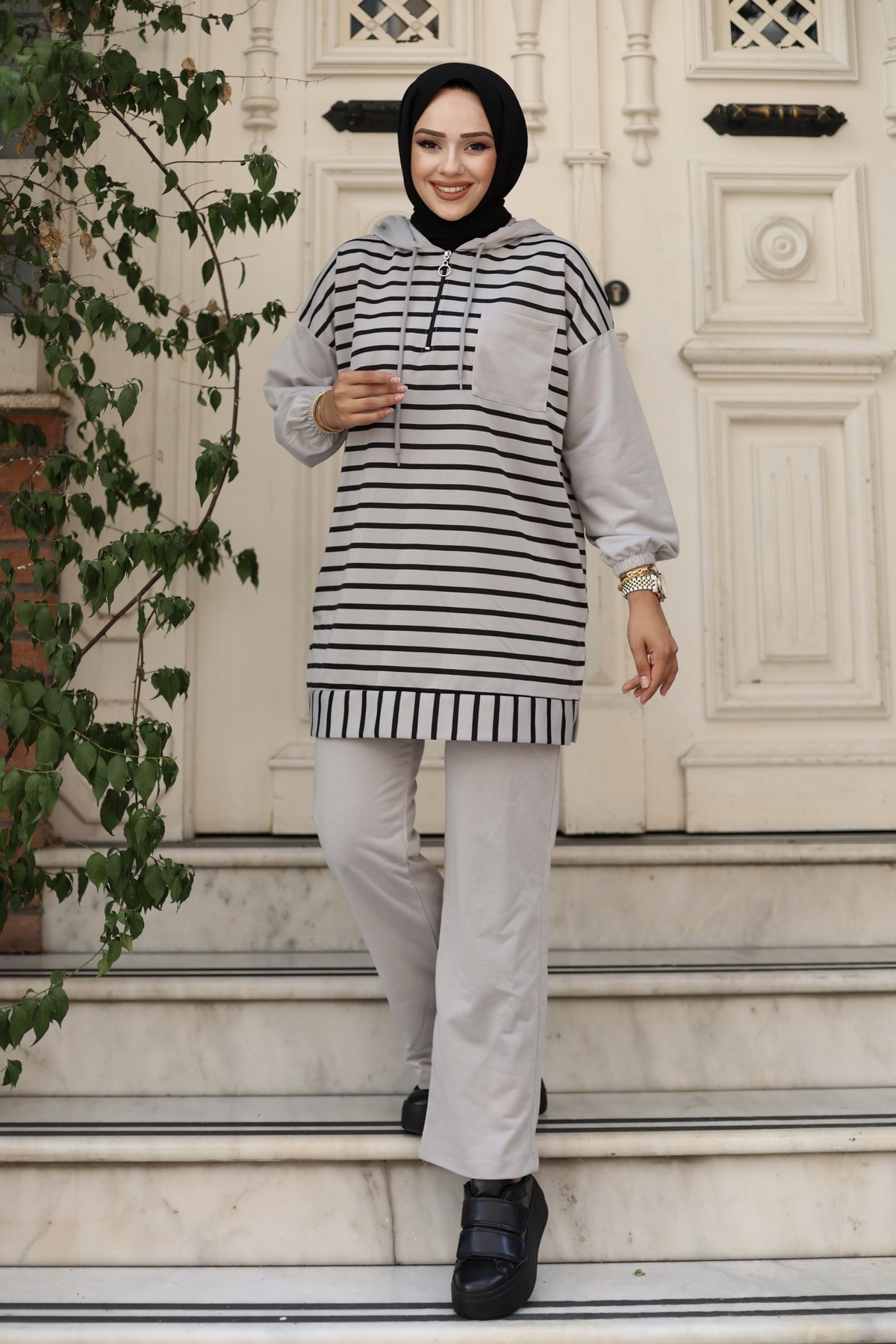 Genel Markalar Moda Efsa Tesettür Giyim Kapüşonlu ve Önü Yarım Fermuarlı Çizgili 2 İplik Pantalon İle Tunik Takım