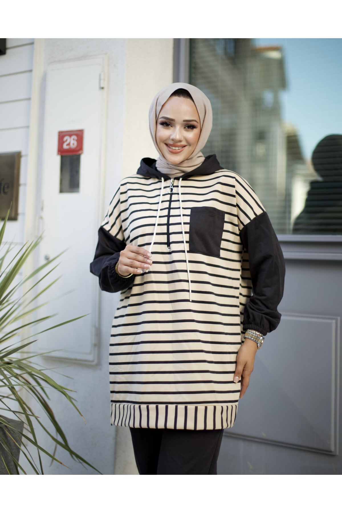 HİRA LİFE FASHİON Moda Efsa Tesettür Giyim Kapüşonlu ve Önü Yarım Fermuarlı Çizgili 2 İplik Pantalon İle Tunik Takım görsel 4