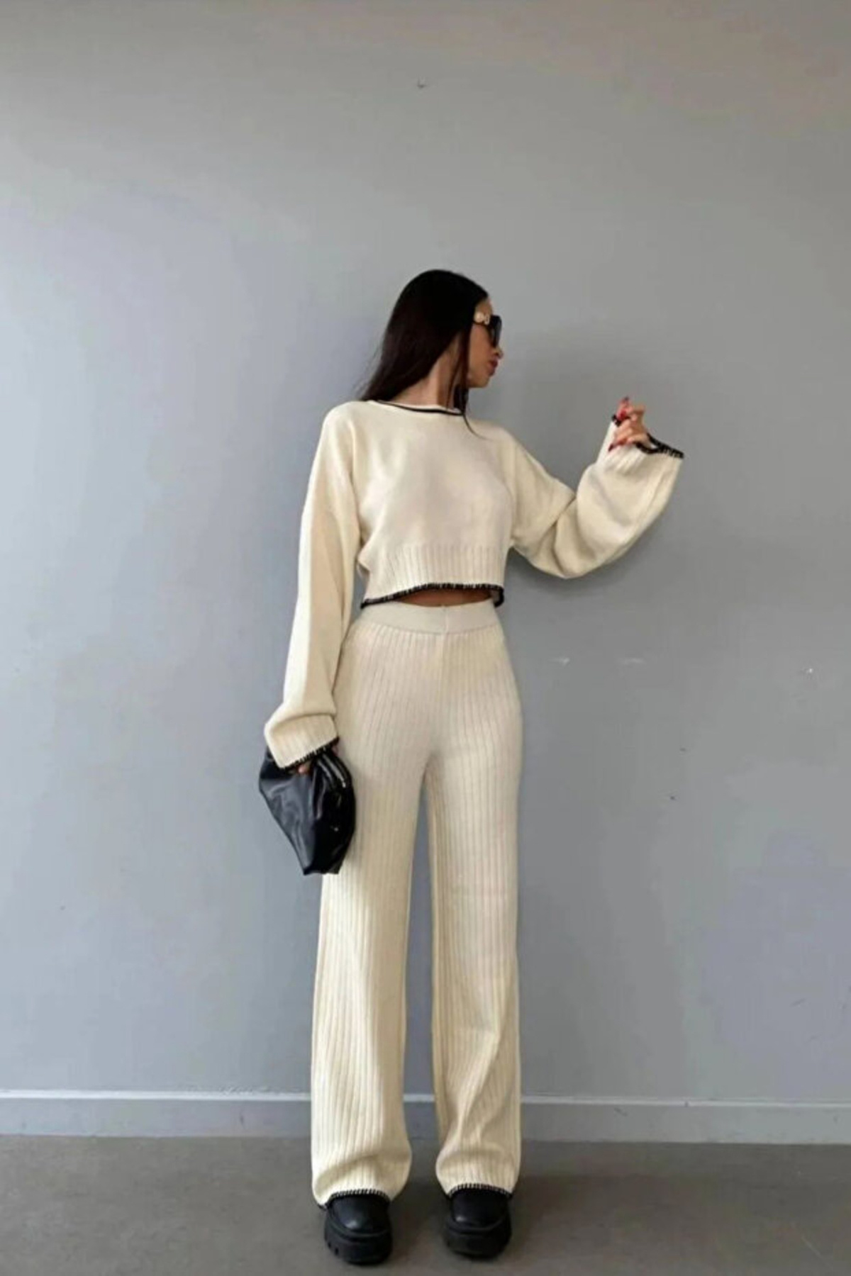 H&E LUXURY DESIGN „Női fekete, laza szabású kötöttáru, kétrészes öltöny – modern és stílusos kombináció”