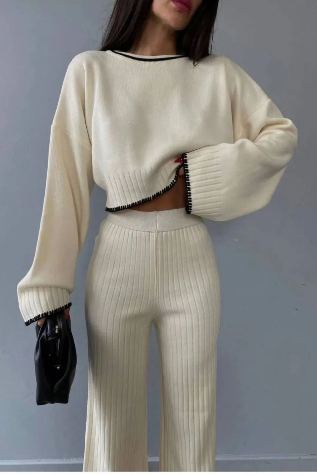 H&E LUXURY DESIGN „Női fekete, laza szabású kötöttáru, kétrészes öltöny – modern és stílusos kombináció”