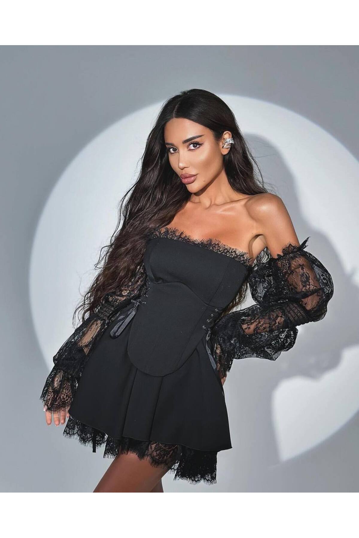 Friday Mood Dámské krajkové minišaty s detailem korzetu s očky na rukávech