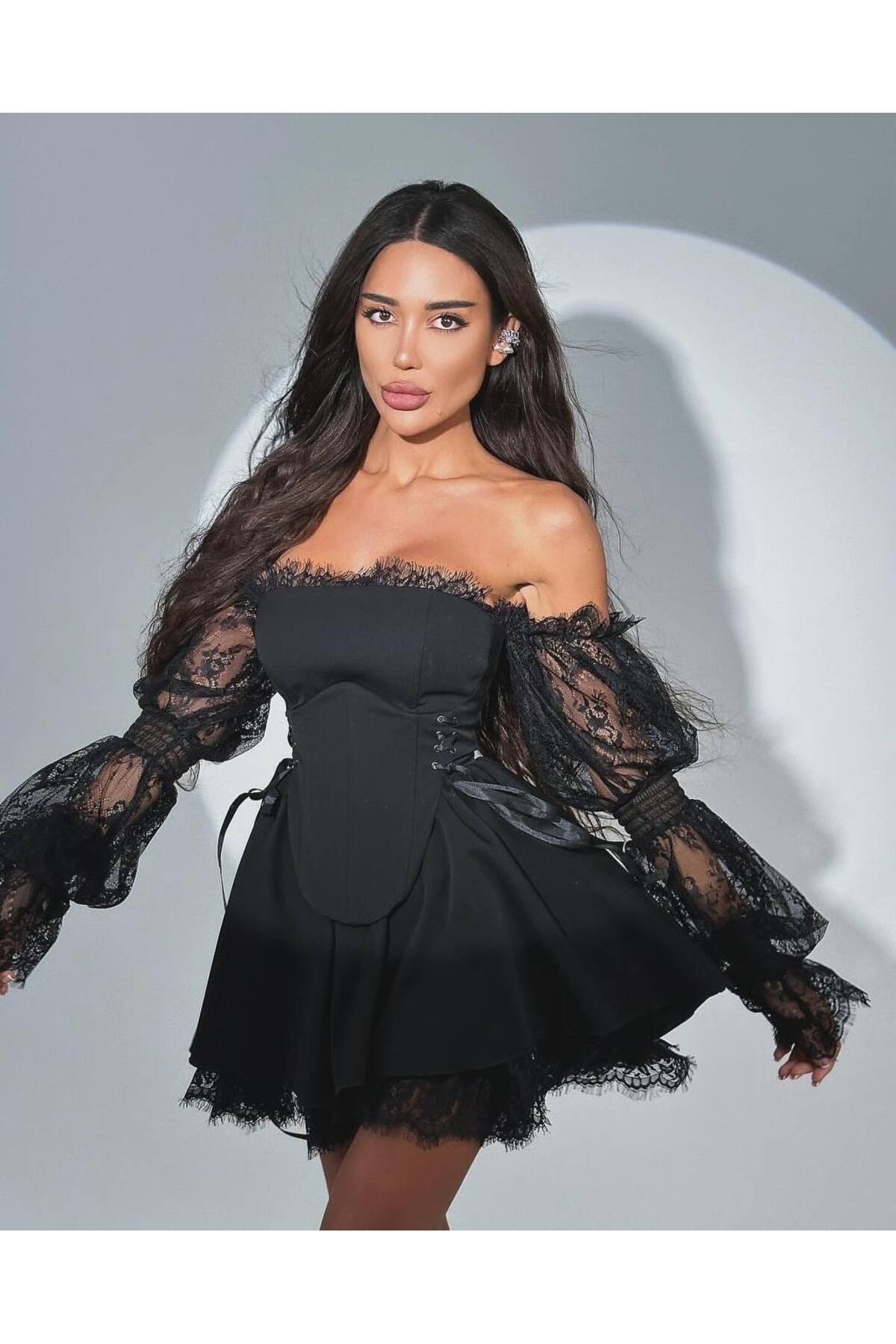 Friday Mood Dámské krajkové minišaty s detailem korzetu s očky na rukávech