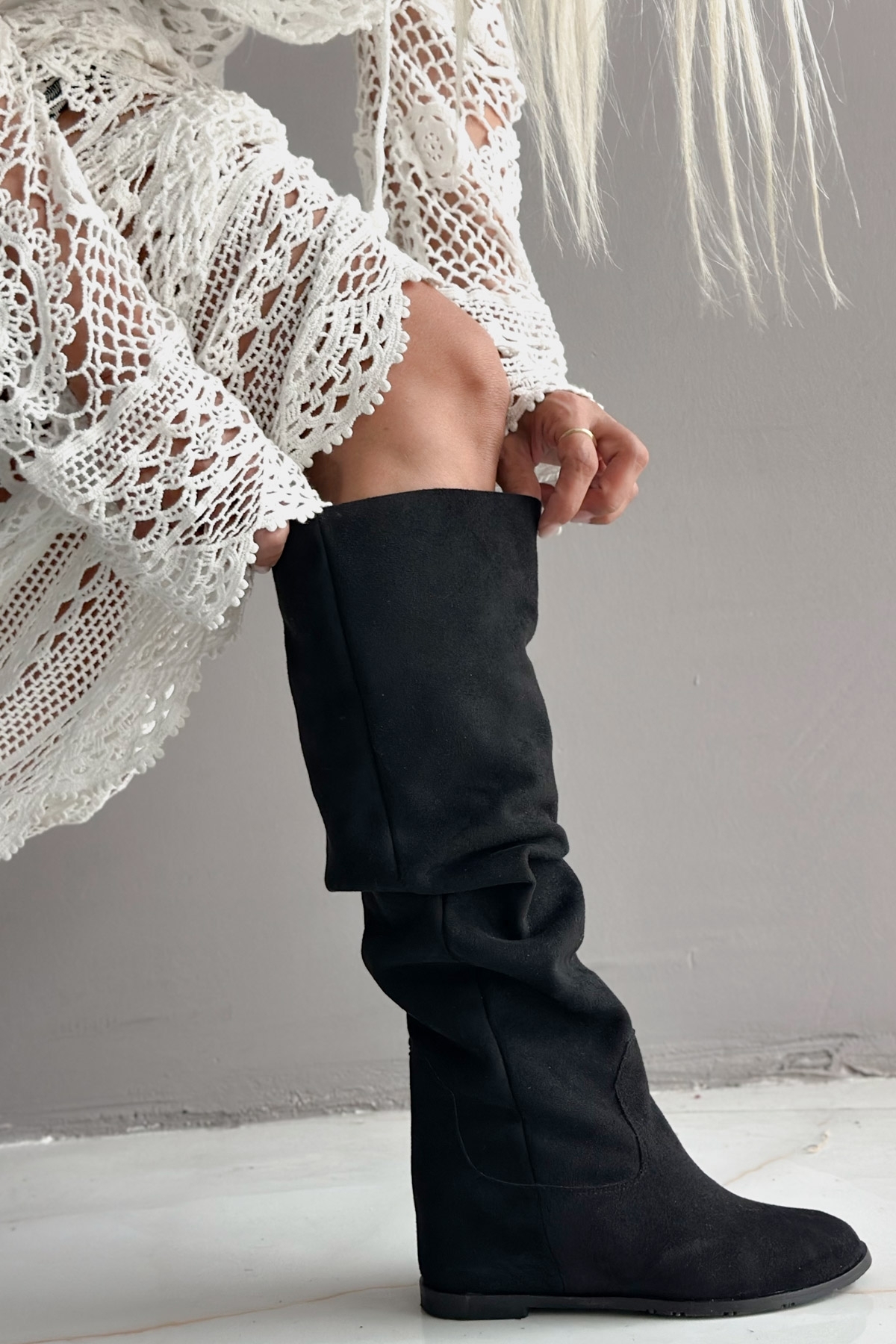 Shoebutik  Nora Siyah Süet Gizli Dolgu Topuk Kadın Çizme - Görsel 5