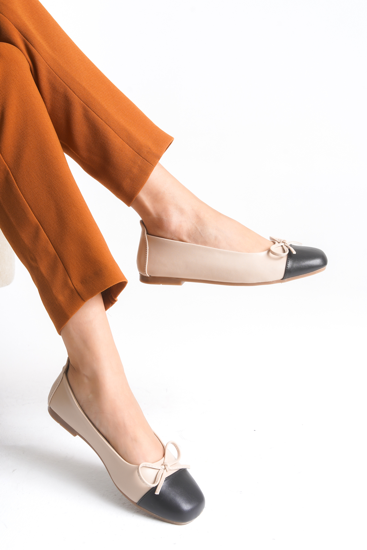 Ayakkabı Delisiyim  Bej Siyah Deri Kadın Babet Fiyonk Tokalı Yuvarlak Burun Rahat Kaymaz Tabanlı Ayakkabı Emma - Görsel 5