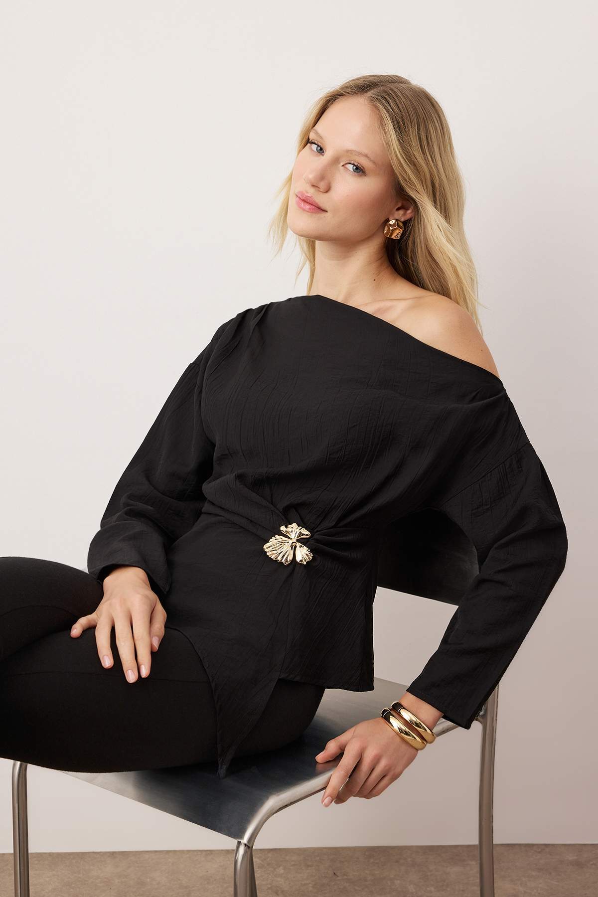 Trendyolmilla  Siyah Aksesuar Detaylı Düşük Omuz Dokuma Bluz TWOAW26BZ00280 - Görsel 2