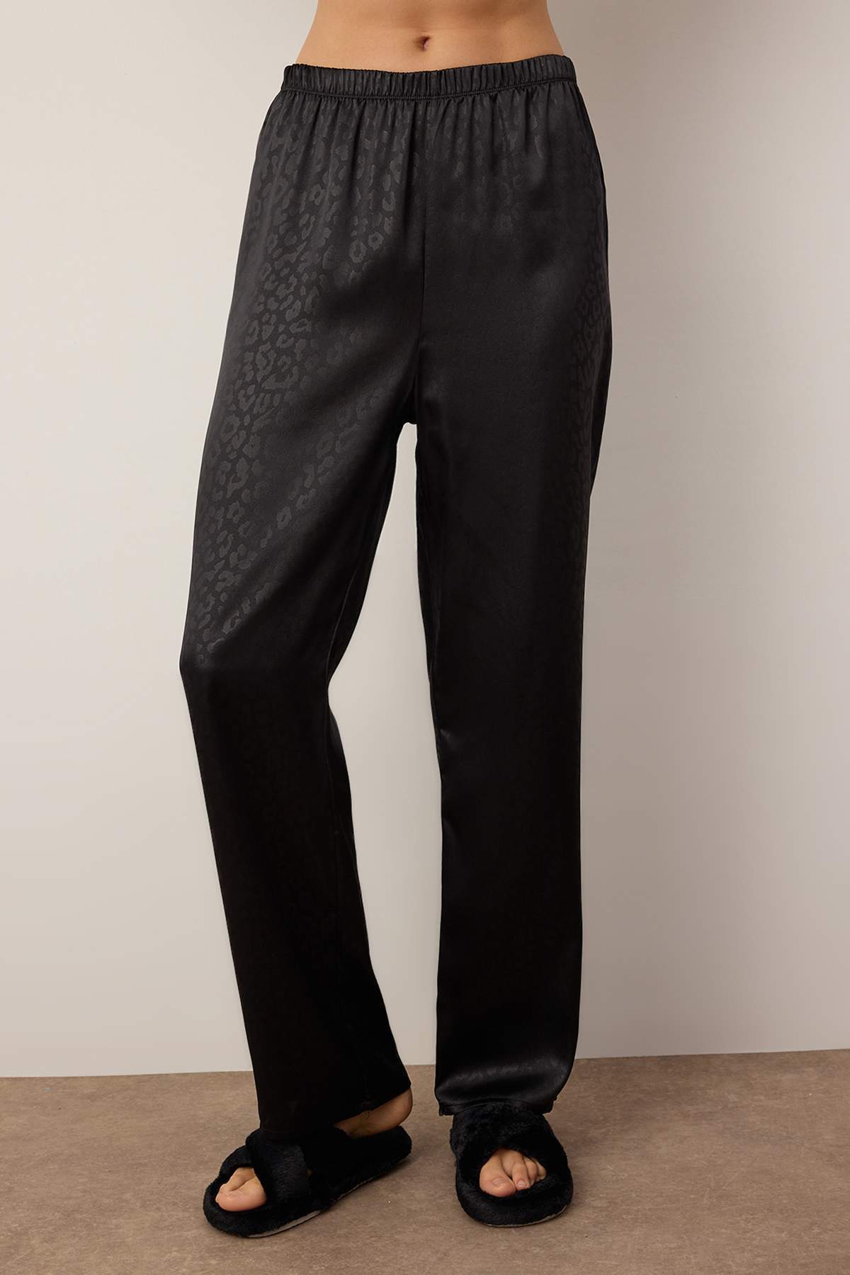 Trendyolmilla  Siyah Leopar Desenli Saten Gömlek Pantolon Dokuma Pijama Takımı THMAW24PT00001 - Görsel 4