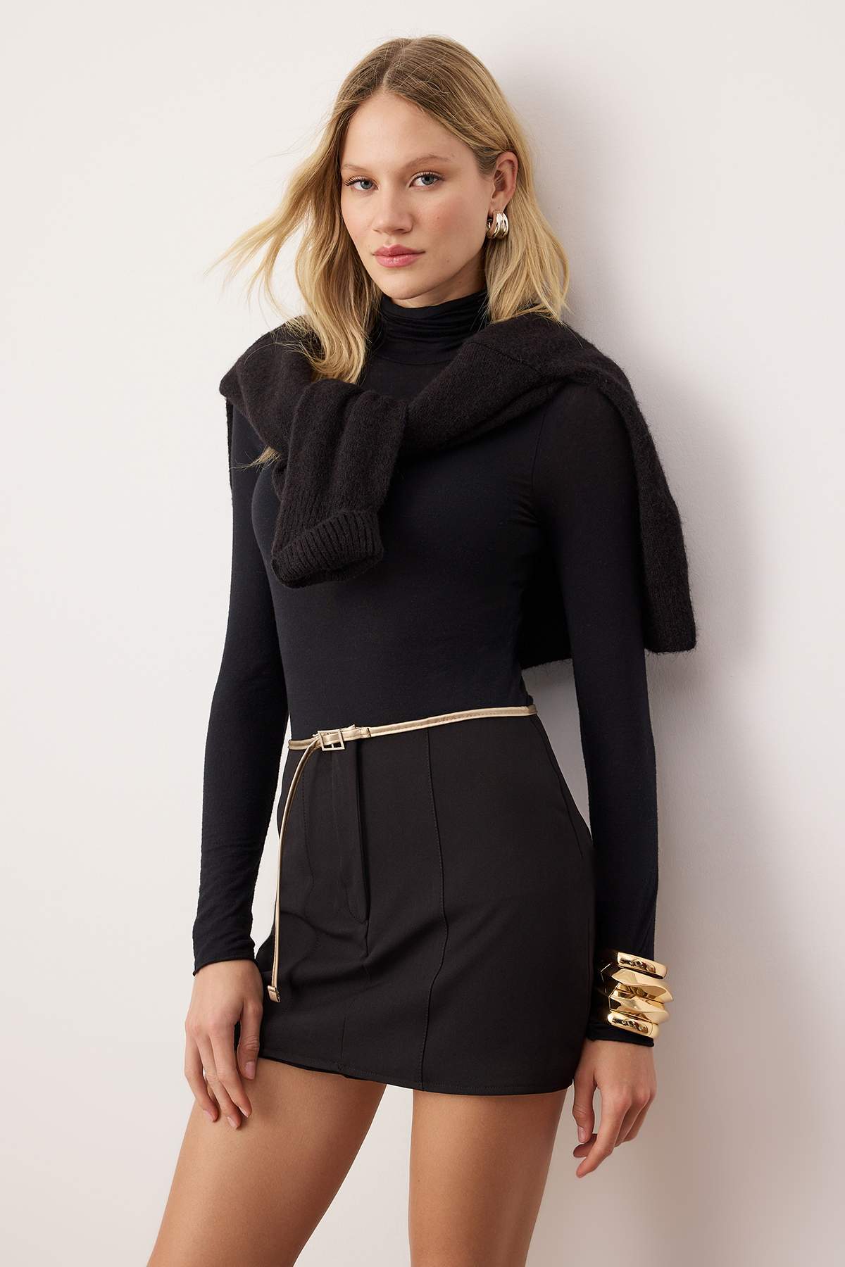 Trendyolmilla  Siyah Kemerli Mini Dokuma Etek Görünümlü Şort Şort & Bermuda TWOAW25SR00027 - Görsel 2