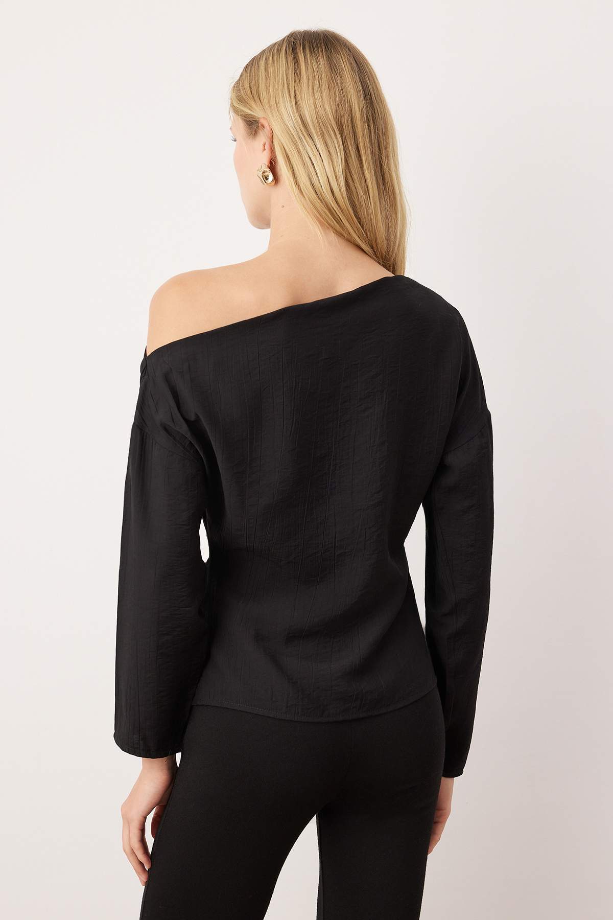Trendyolmilla  Siyah Aksesuar Detaylı Düşük Omuz Dokuma Bluz TWOAW26BZ00280 - Görsel 4