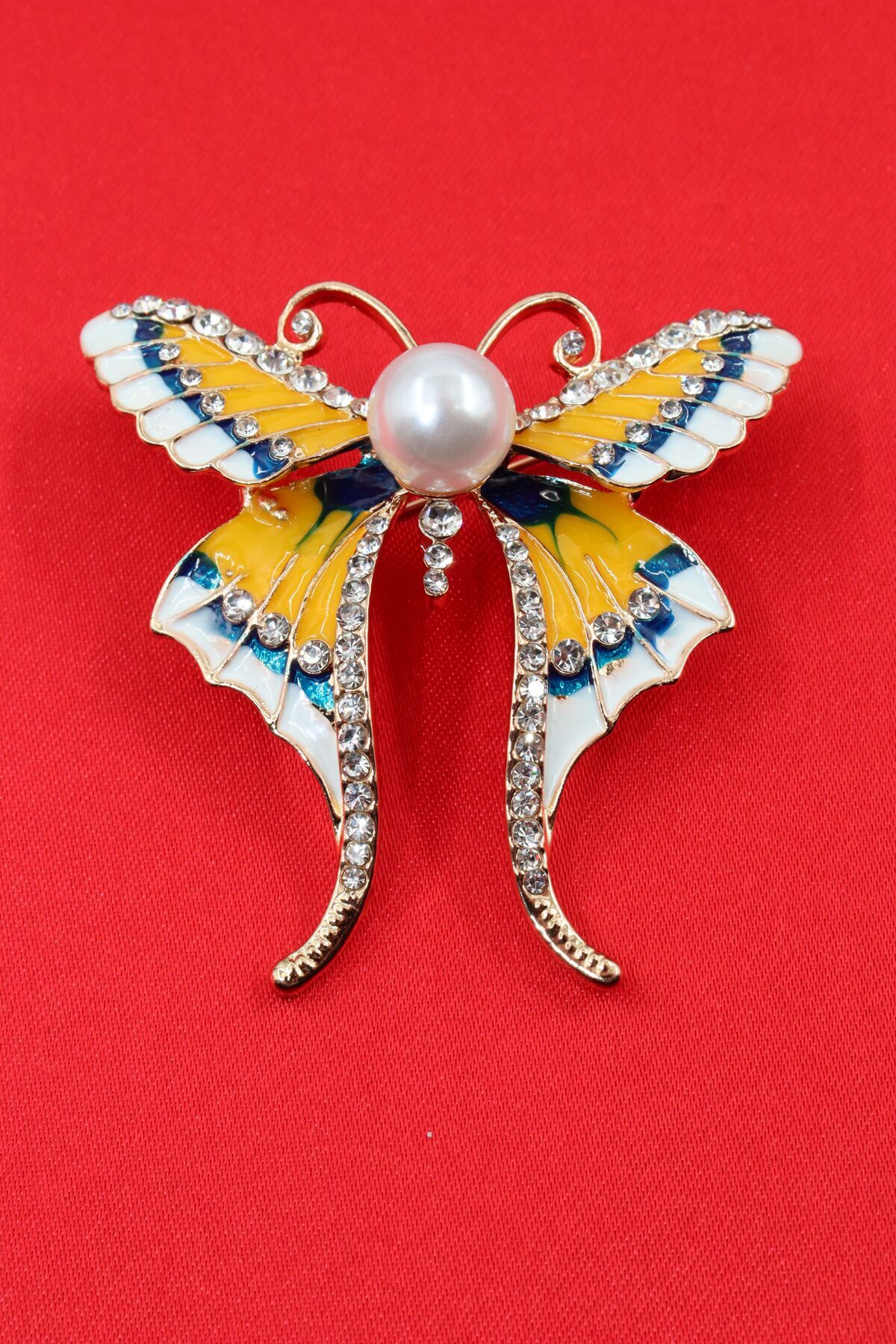 Wing your own story Butterfly brooch. Women's pearl brooch lapel pin with luxurious gold stones.