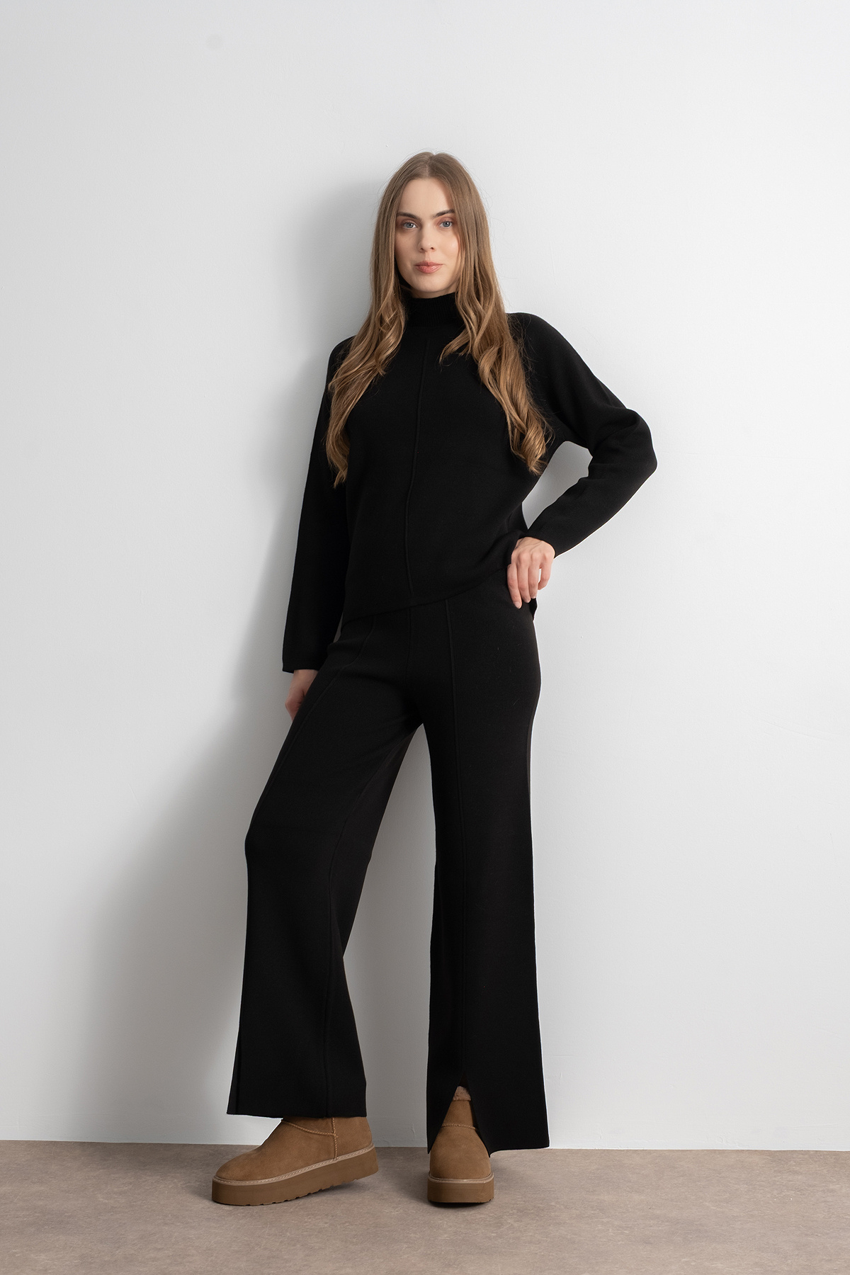 Shophia Dámský úpletový komplet s reliéfním detailem – černý