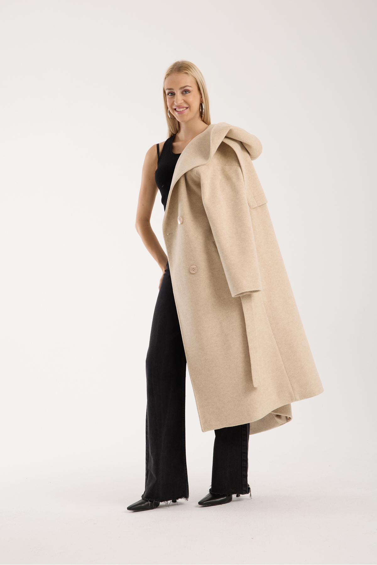 ŞEYDA ERTEM  BEJ RENGİ KAPİŞONLI GİZLİ KUŞAK DETAYLI YÜNLÜ MANTO - Görsel 9