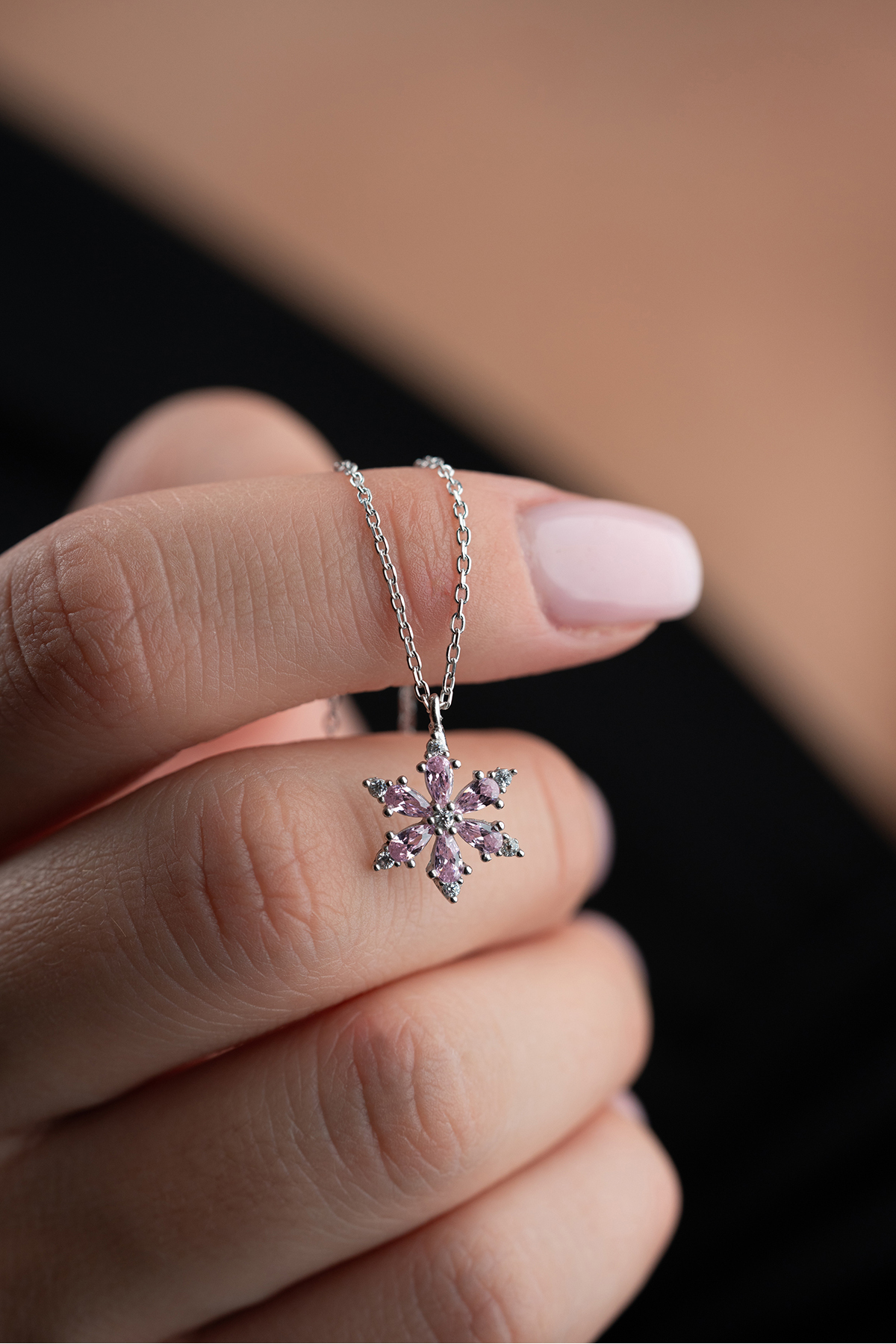 ESSARE 925 Ayar Işıklı Kutuda Gümüş Pembe Taşlı Lotus Kamelya Çiçeği Kolye görsel 5