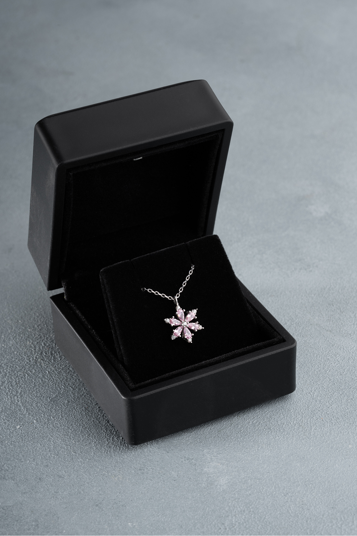 ESSARE 925 Ayar Işıklı Kutuda Gümüş Pembe Taşlı Lotus Kamelya Çiçeği Kolye