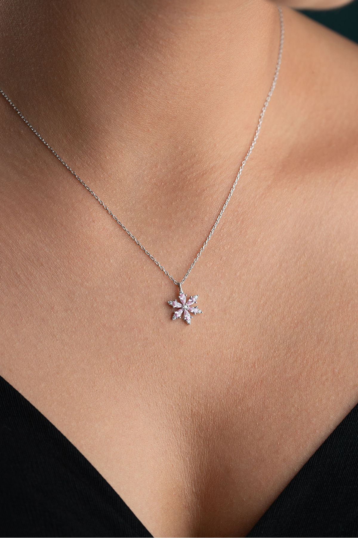 ESSARE 925 Ayar Işıklı Kutuda Gümüş Pembe Taşlı Lotus Kamelya Çiçeği Kolye görsel 4