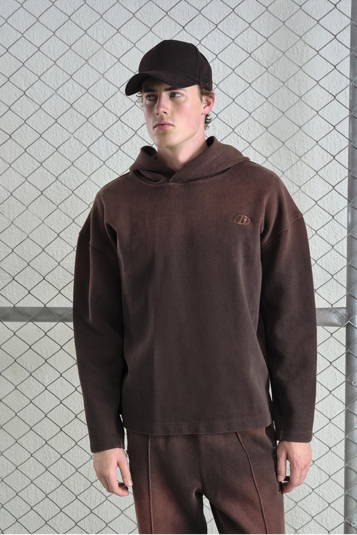 EFEKTLİ LOGO DETAYLI KAHVERENGİ SWEATSHIRT — رنگارنگ GST2026754 — تصویر 4 از 5