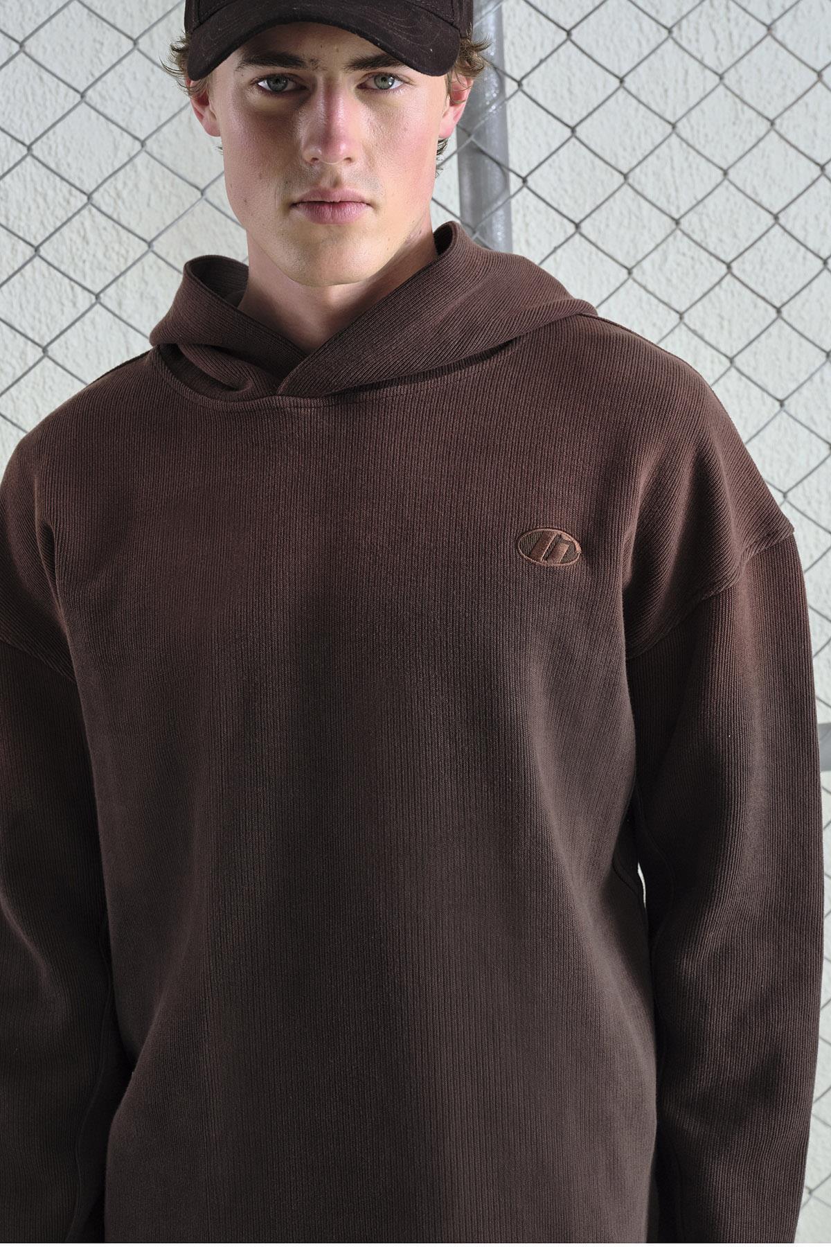 EFEKTLİ LOGO DETAYLI KAHVERENGİ SWEATSHIRT — رنگارنگ GST2026754 — تصویر 5 از 5