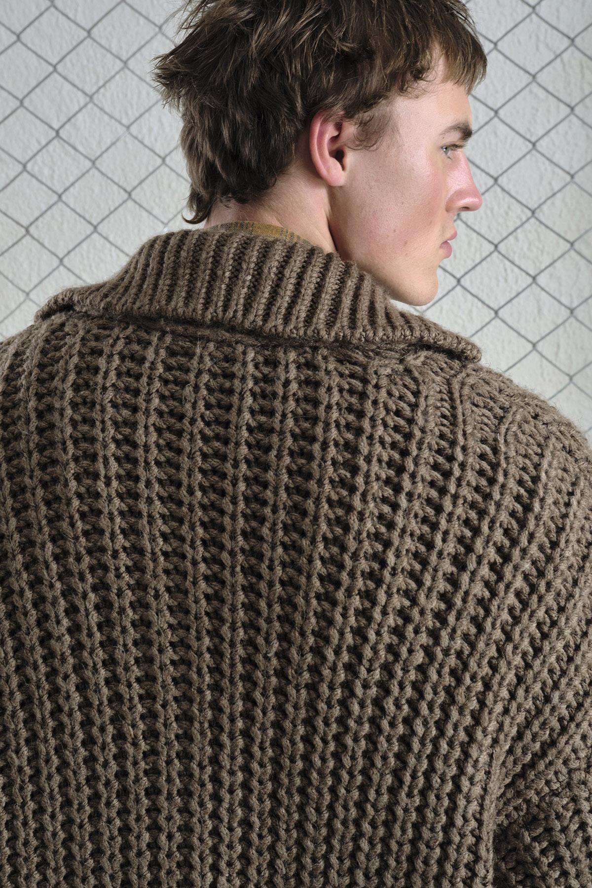 KALIN ÖRGÜLÜ OVERSIZE KAHVERENGİ HIRKA — رنگارنگ GST20263006 — تصویر 4 از 6