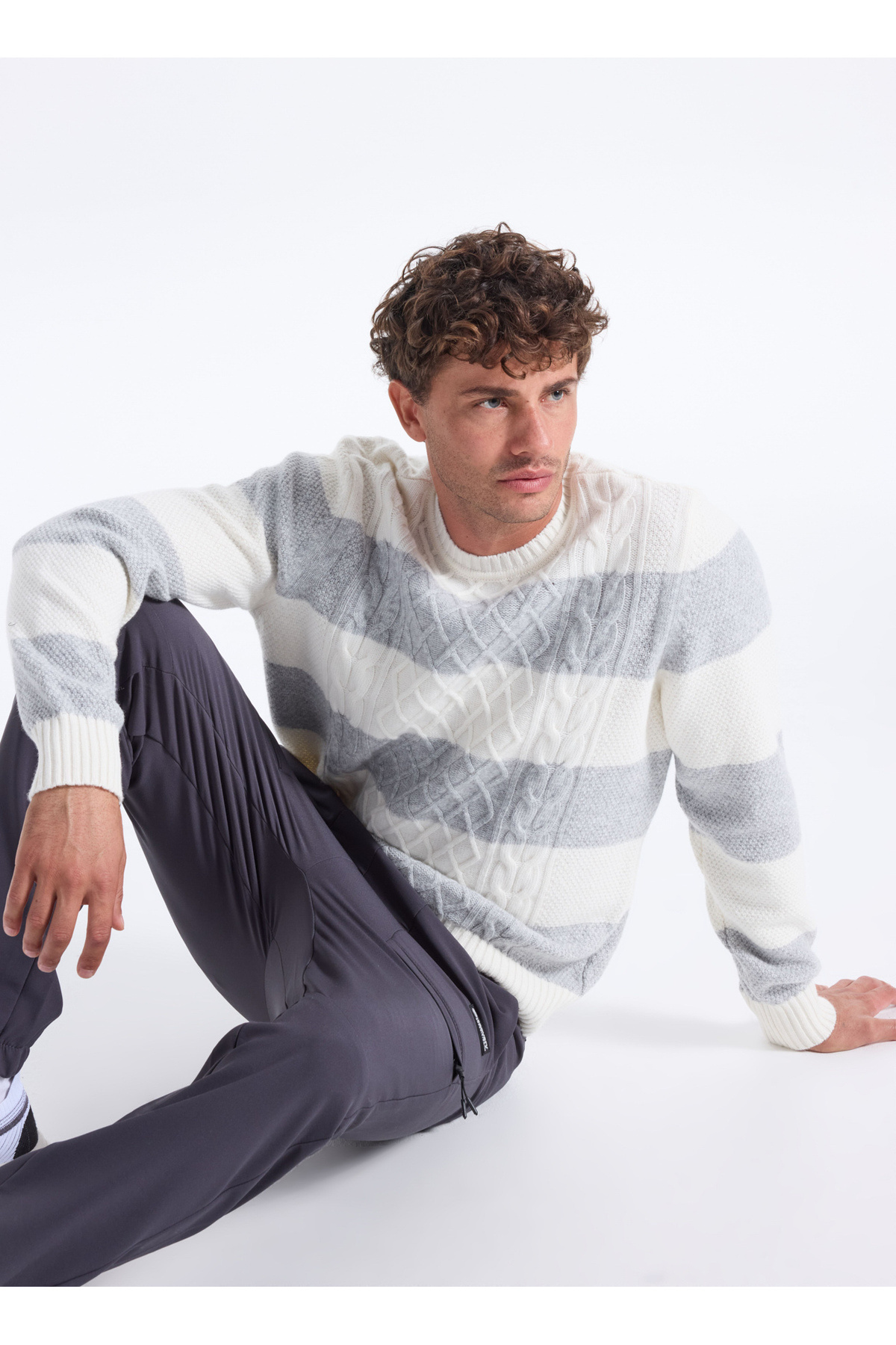 دیسکاوری اکسپدیشن پلیور بافتنی مردانه طرح‌دار، یقه گرد، رنگ خاکستری-کرومی، مدل D5WM-KZK3767