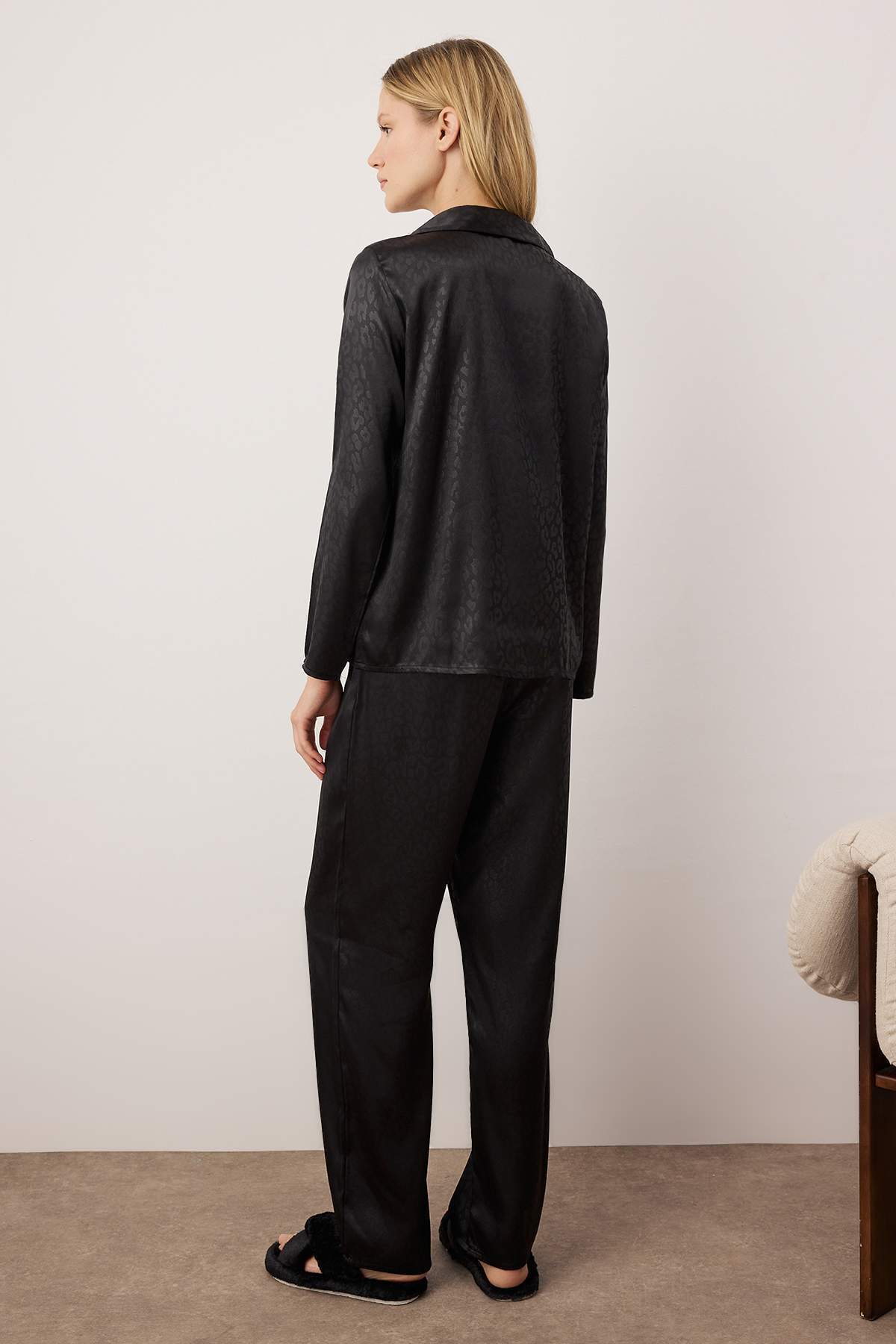 Trendyolmilla  Siyah Leopar Desenli Saten Gömlek Pantolon Dokuma Pijama Takımı THMAW24PT00001 - Görsel 5