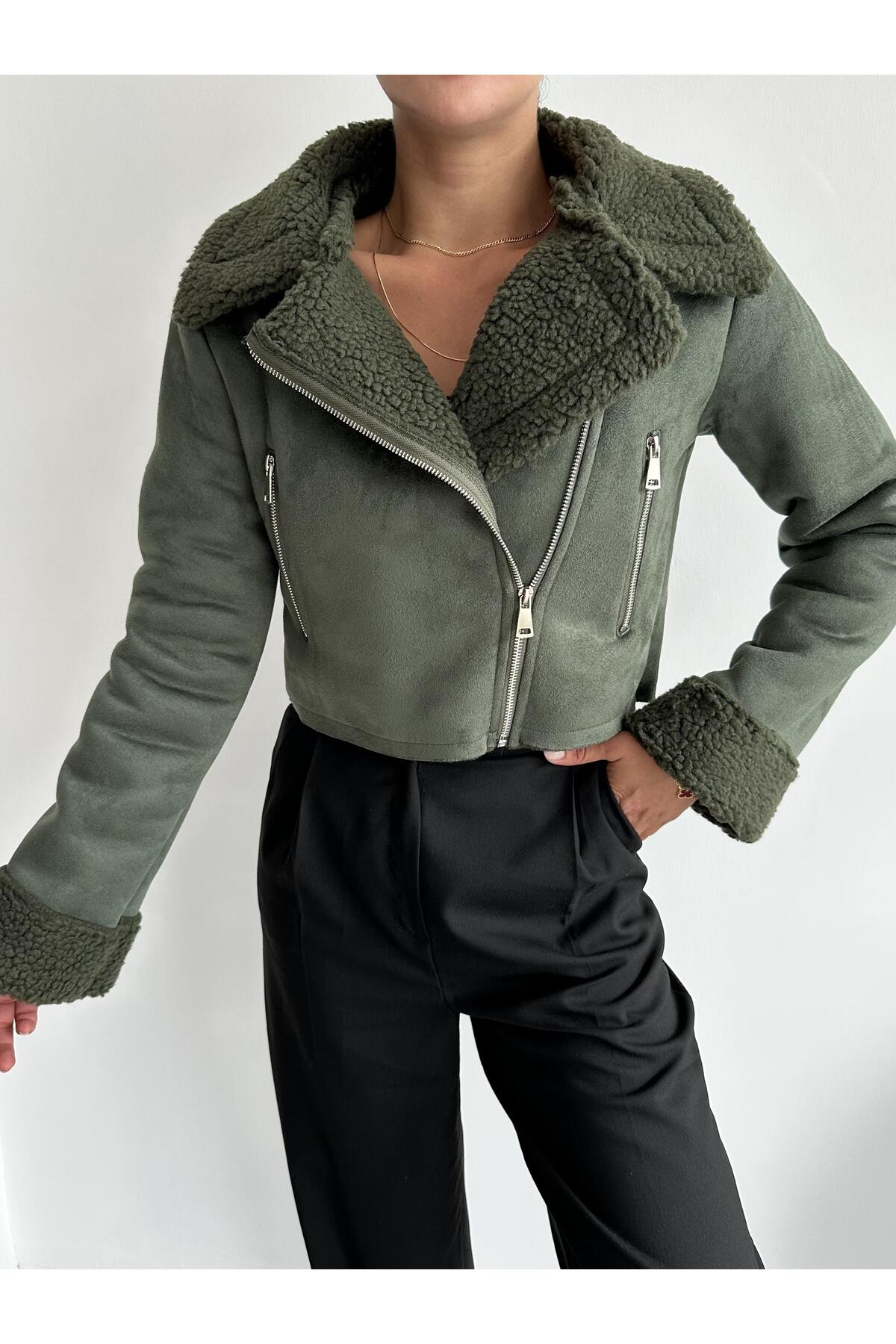 Laluvia Grüner Dakota-Pelzmantel aus Wildleder