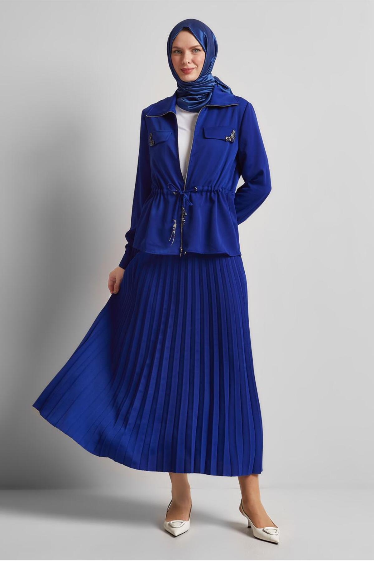 آلوینا کت و شلوار ساتن با دامن پلیسه ۴۵۳۸۵