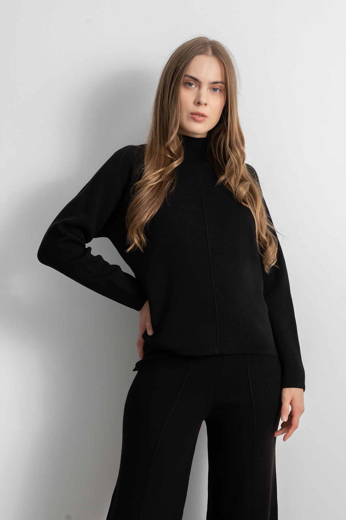 Shophia Dámský úpletový komplet s reliéfním detailem – černý