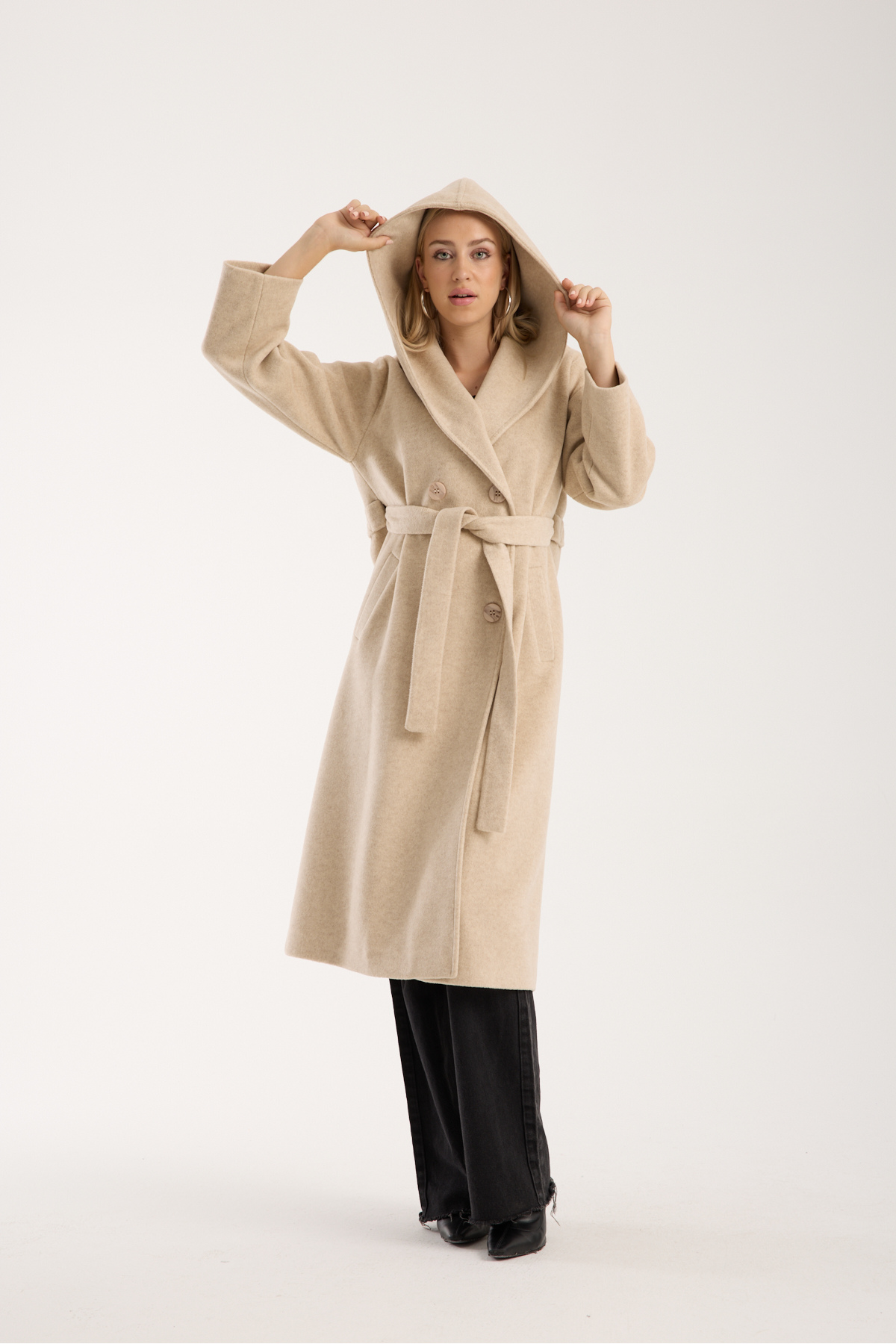 ŞEYDA ERTEM  BEJ RENGİ KAPİŞONLI GİZLİ KUŞAK DETAYLI YÜNLÜ MANTO - Görsel 4