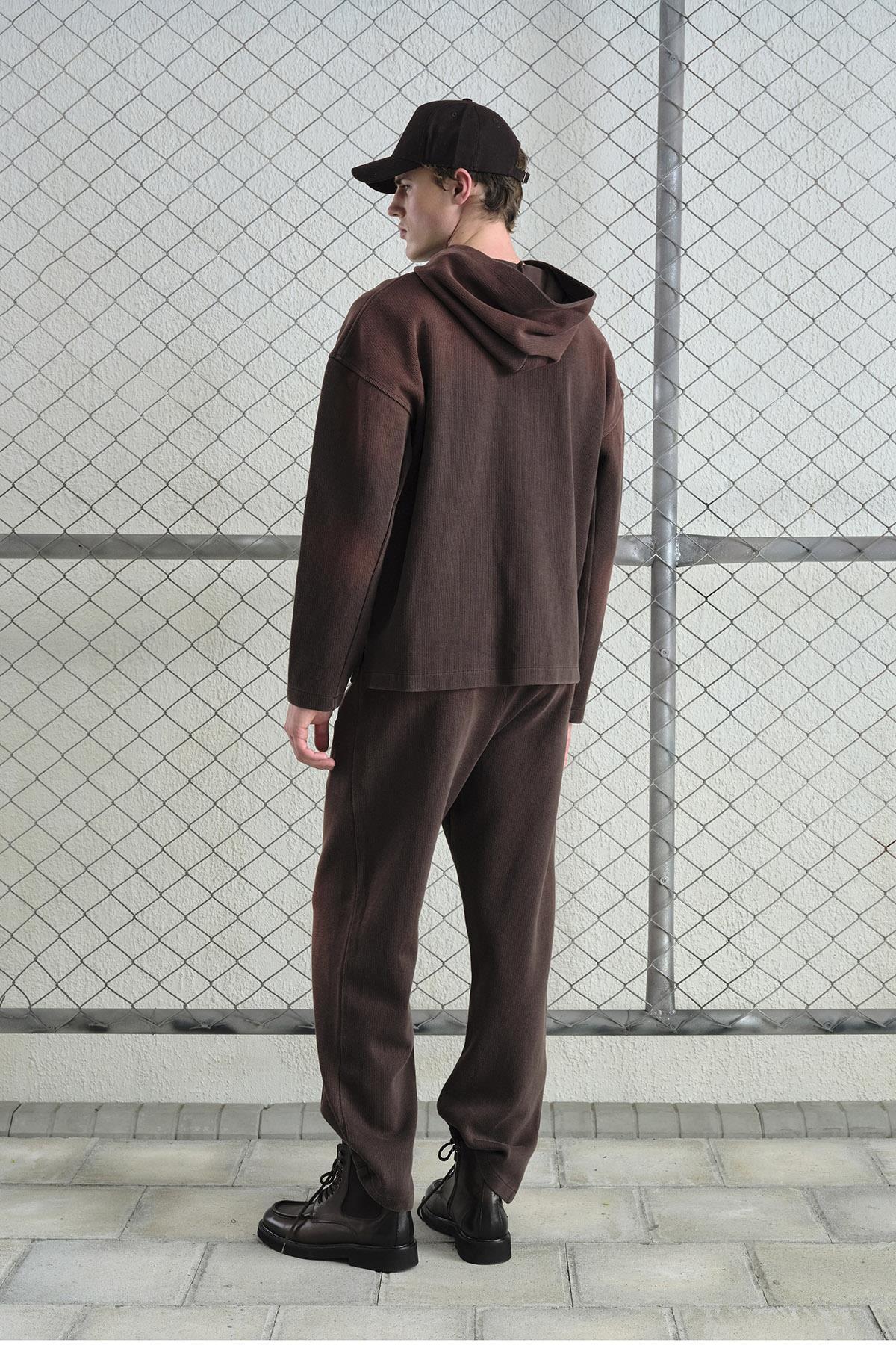 EFEKTLİ LOGO DETAYLI KAHVERENGİ SWEATSHIRT — رنگارنگ GST2026754 — تصویر 2 از 5