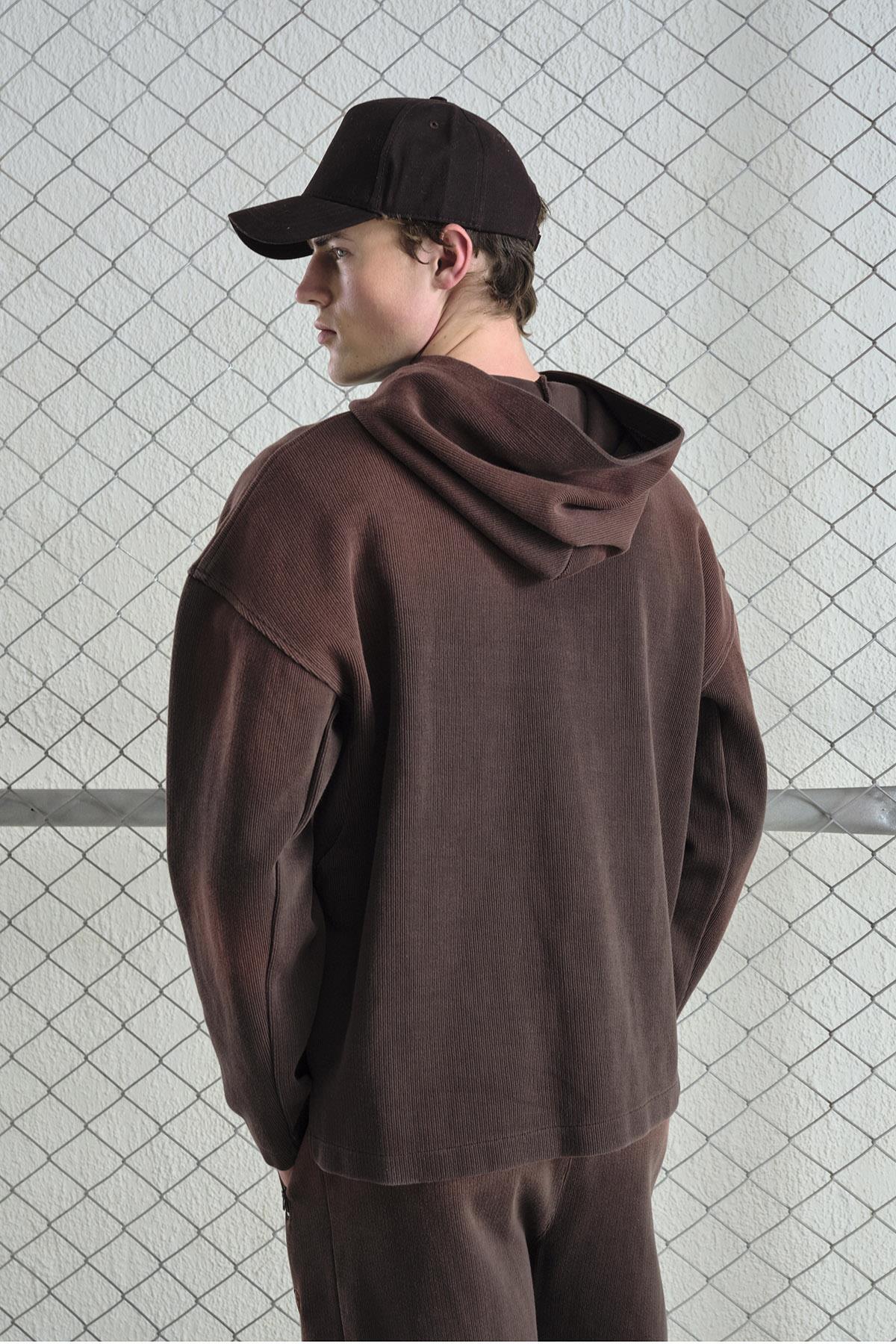 EFEKTLİ LOGO DETAYLI KAHVERENGİ SWEATSHIRT — رنگارنگ GST2026754 — تصویر 3 از 5