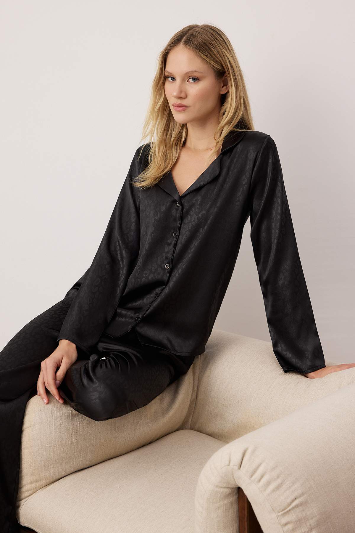 Trendyolmilla  Siyah Leopar Desenli Saten Gömlek Pantolon Dokuma Pijama Takımı THMAW24PT00001 - Görsel 3