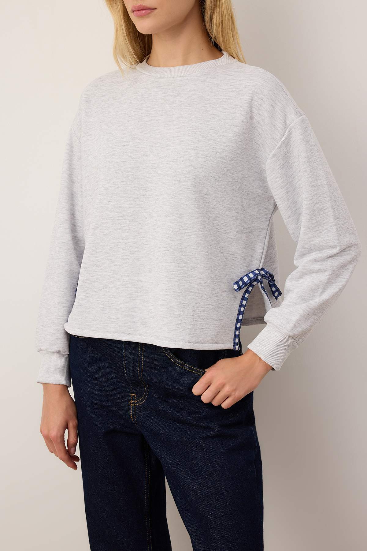 Trendyolmilla  Kar Melanj Kurdele Detaylı Bisiklet Yaka Kalın İçi Polarlı Crop Örme Sweatshirt TWOAW26SW00075 - Görsel 5