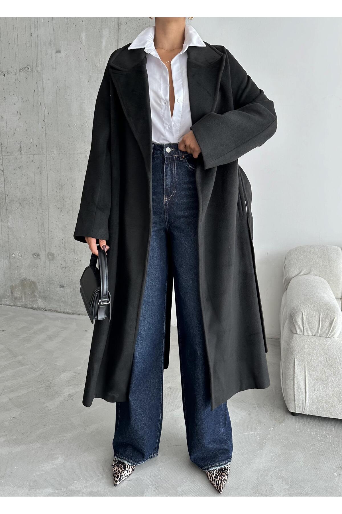 Laluvia Czarny prosty płaszcz z kieszeniami i paskiem