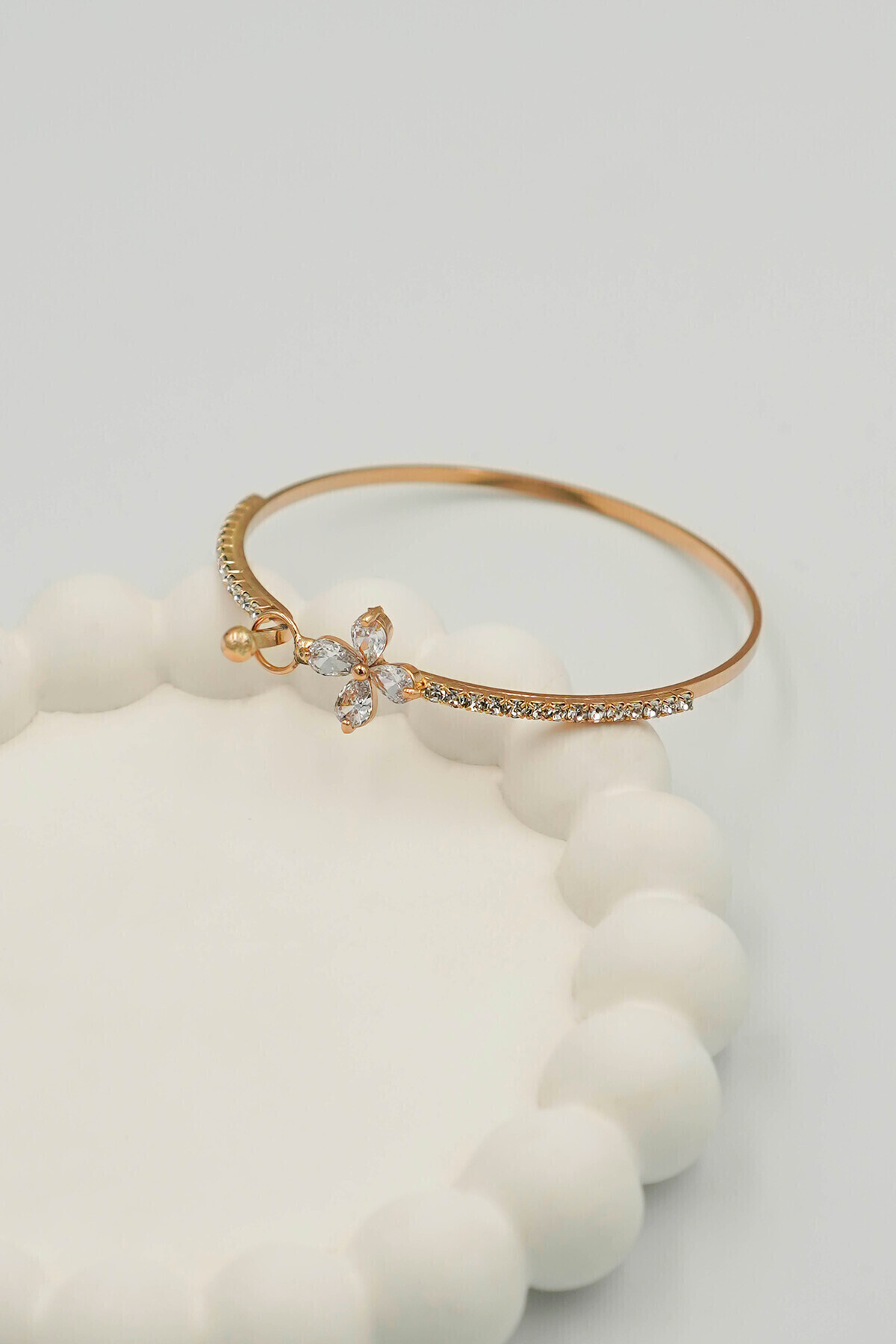 TREND COLLECTİON Minimal Zarif Çiçek Taşlı Kadın Gold Bileklik görsel 3