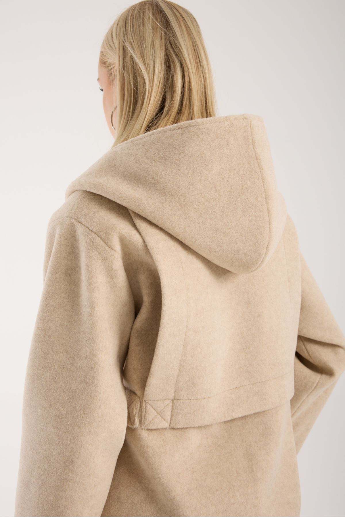 ŞEYDA ERTEM  BEJ RENGİ KAPİŞONLI GİZLİ KUŞAK DETAYLI YÜNLÜ MANTO - Görsel 6