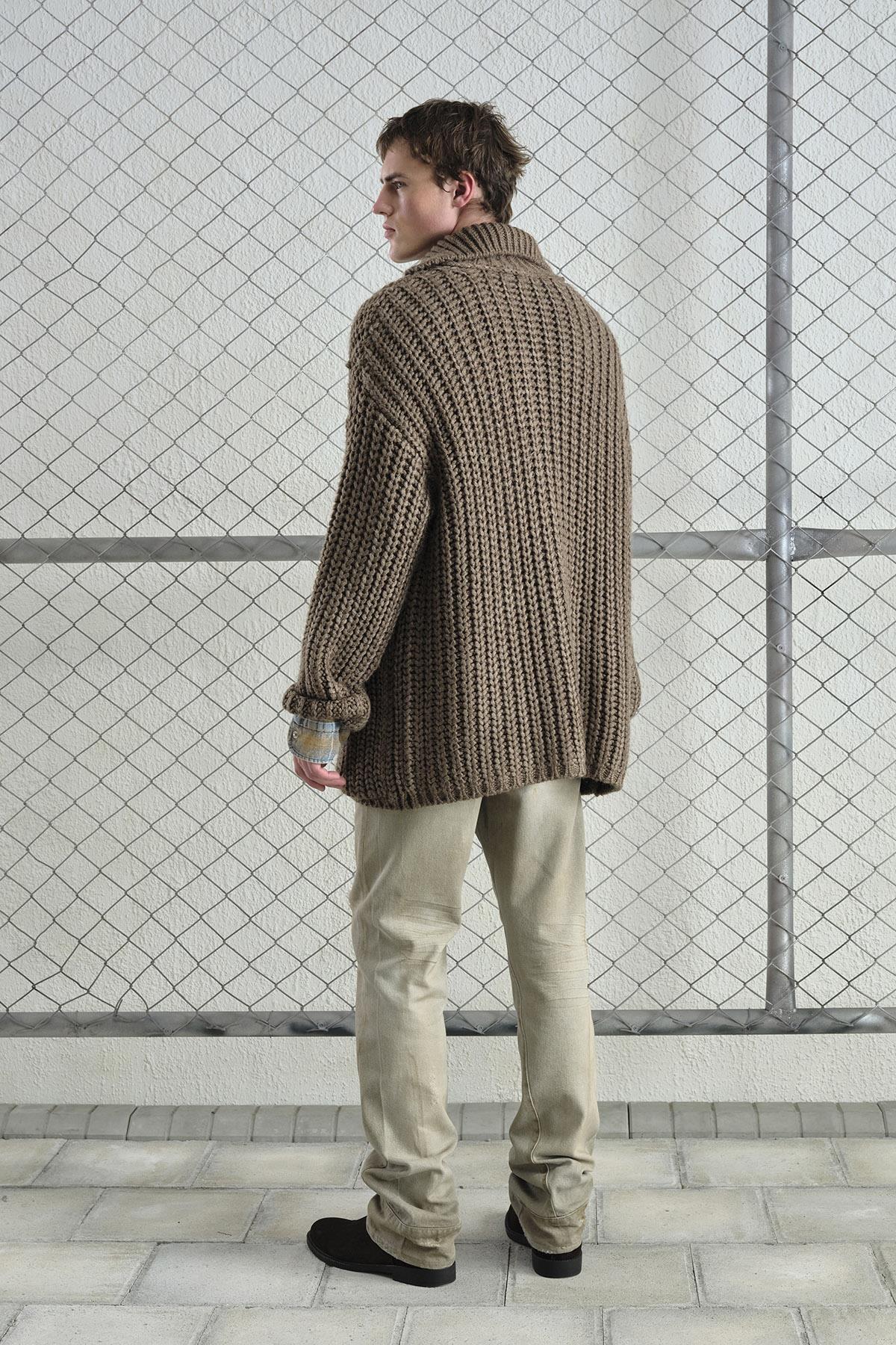 KALIN ÖRGÜLÜ OVERSIZE KAHVERENGİ HIRKA — رنگارنگ GST20263006 — تصویر 2 از 6