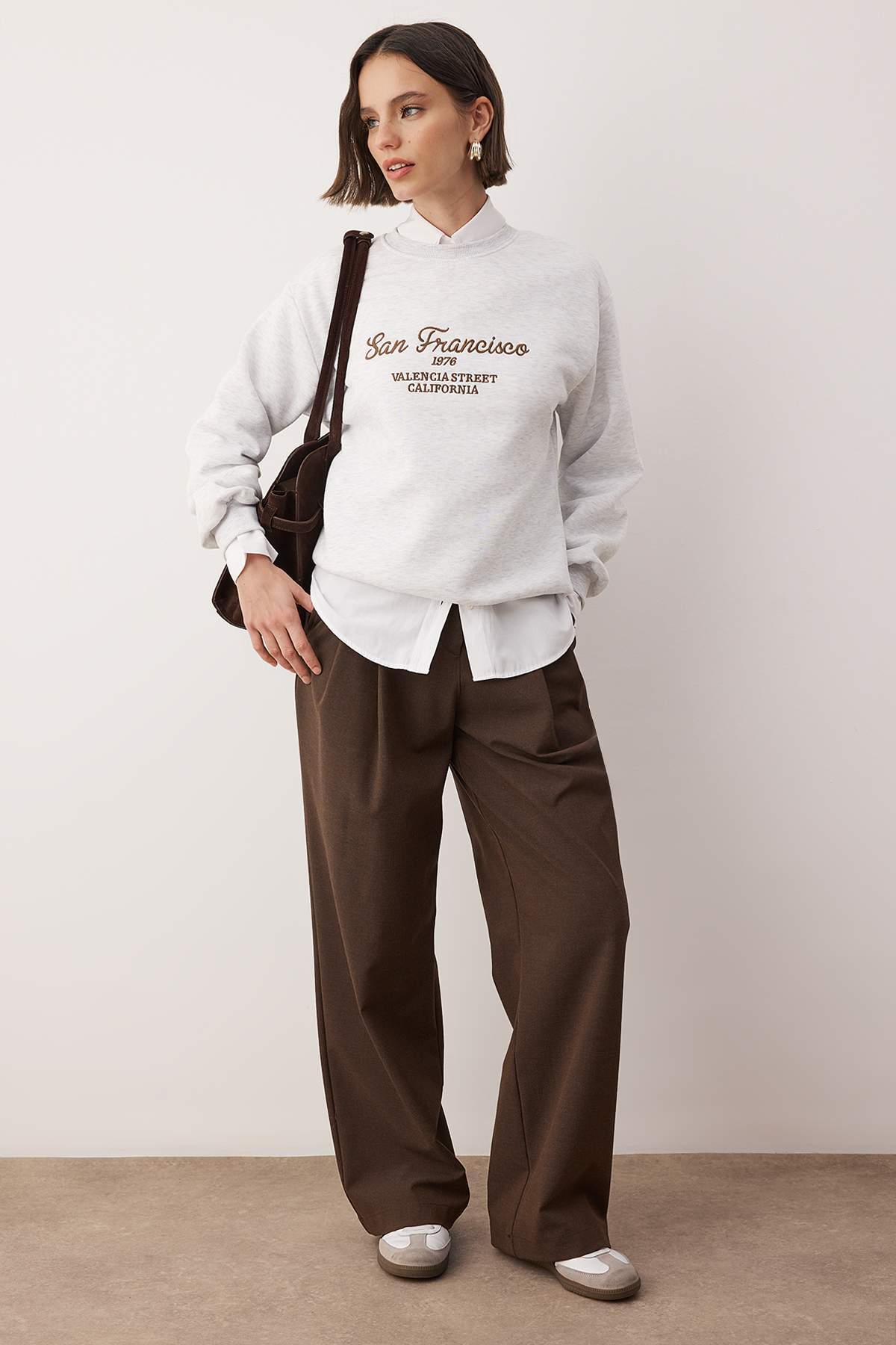 Trendyolmilla  Gri Melanj Slogan Nakışlı Bisiklet Yaka Örme Sweatshirt TWOAW26SW00219 - Görsel 3