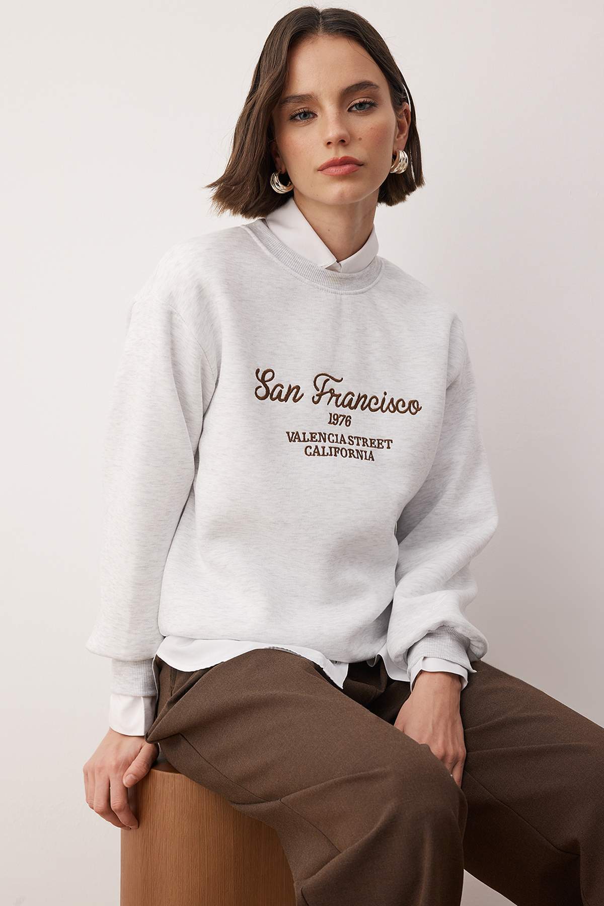 Trendyolmilla  Gri Melanj Slogan Nakışlı Bisiklet Yaka Örme Sweatshirt TWOAW26SW00219 - Görsel 2