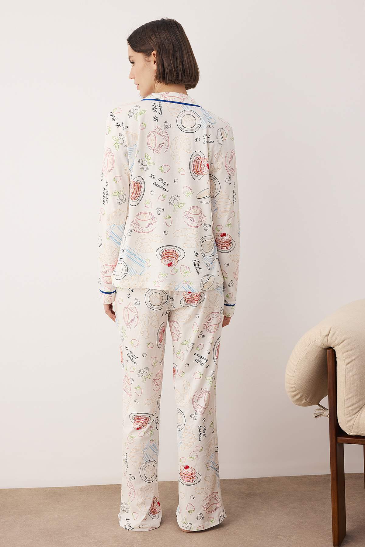 Trendyolmilla  Ekru %100 Pamuklu Eğlenceli Baskılı Biyeli Örme Pijama Takımı THMAW26PT00201 - Görsel 4