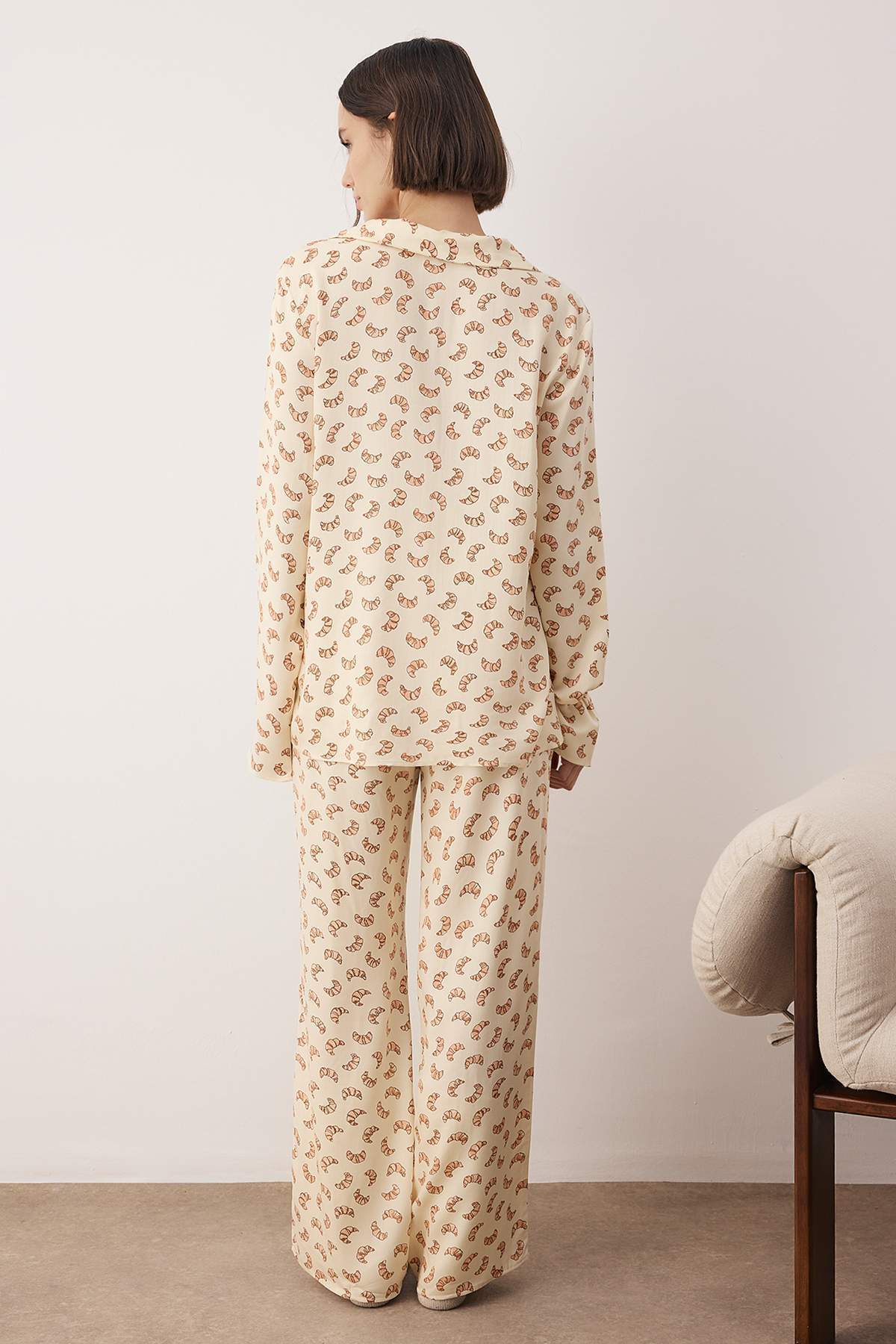 Trendyolmilla  Çok Renkli Kruvasan Baskılı Viskon Dokuma Pijama Takımı THMAW26PT00105 - Görsel 4